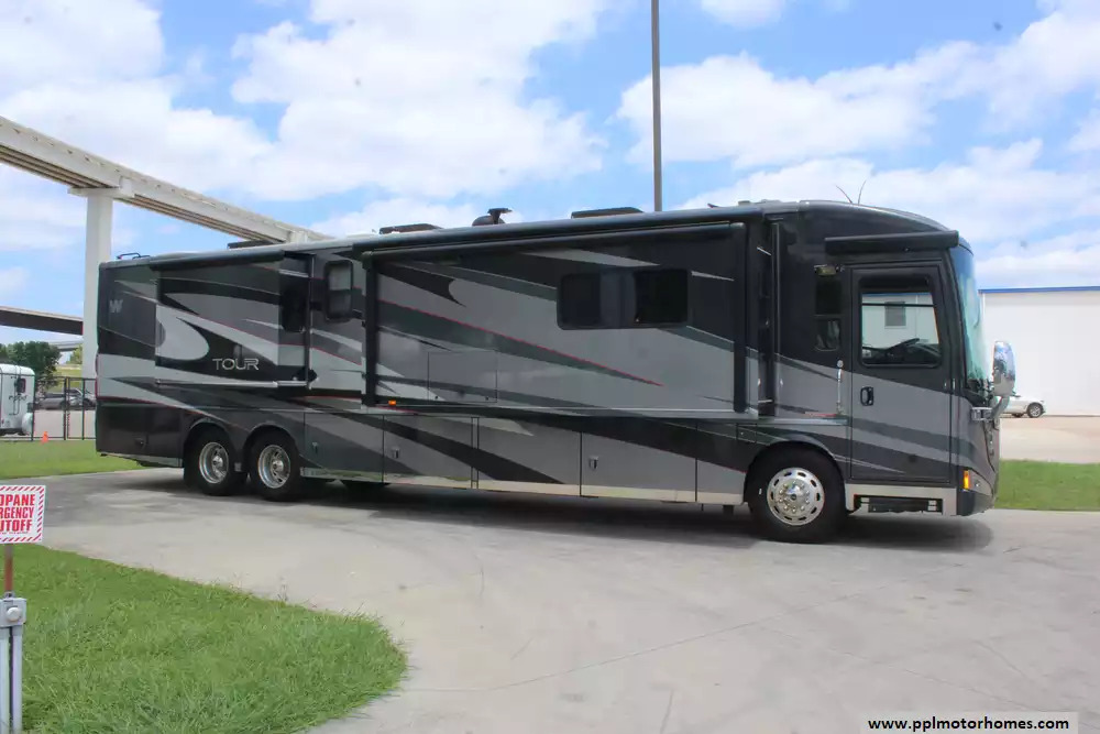 2013 Winnebago Tour 42QD in houston TX