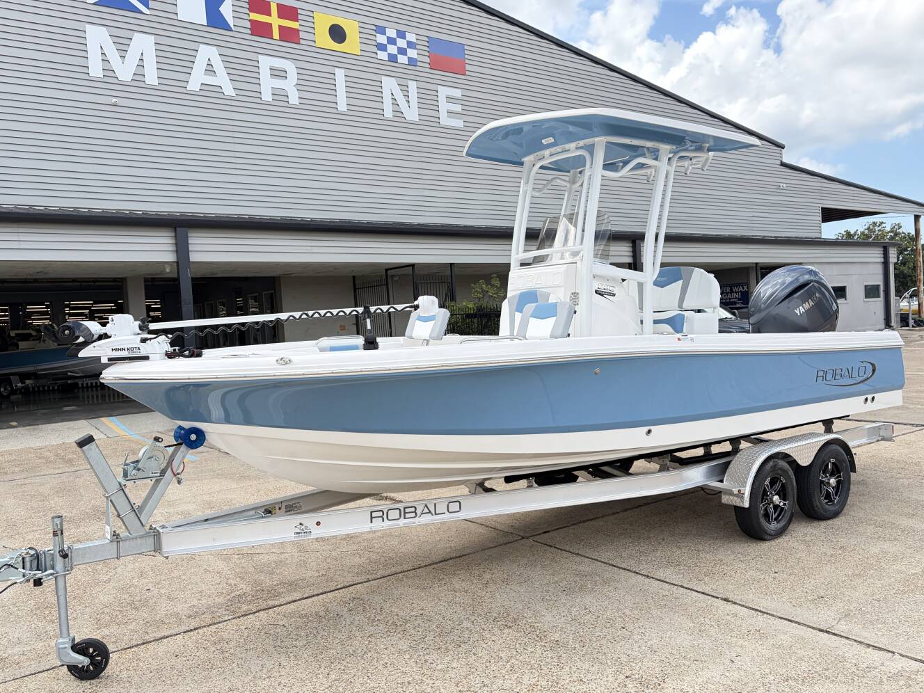 A photo of this 2026 Robalo 226 CAYMAN