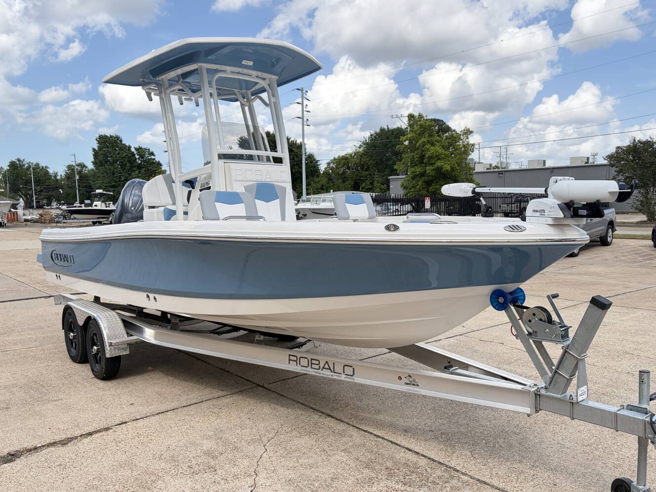 A photo of this 2026 Robalo 226 CAYMAN