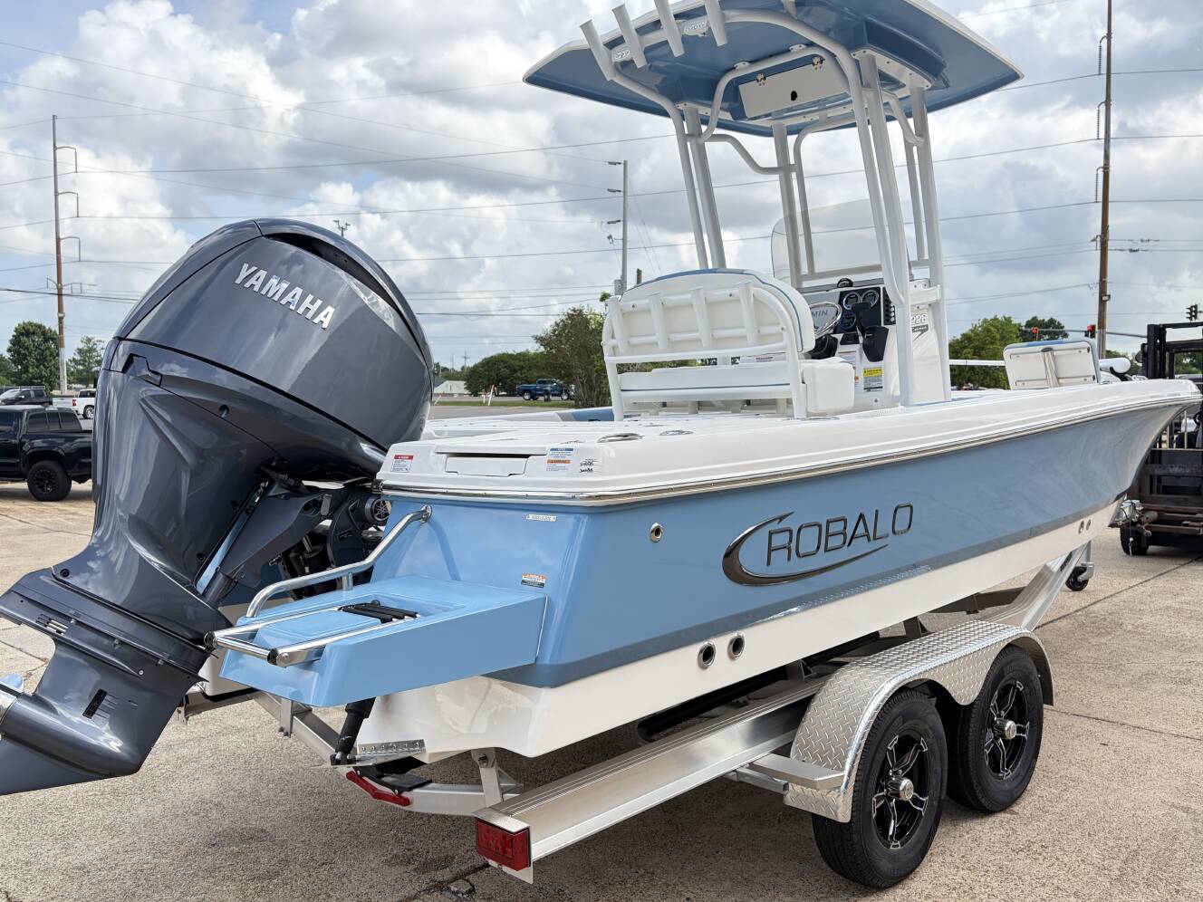 A photo of this 2026 Robalo 226 CAYMAN