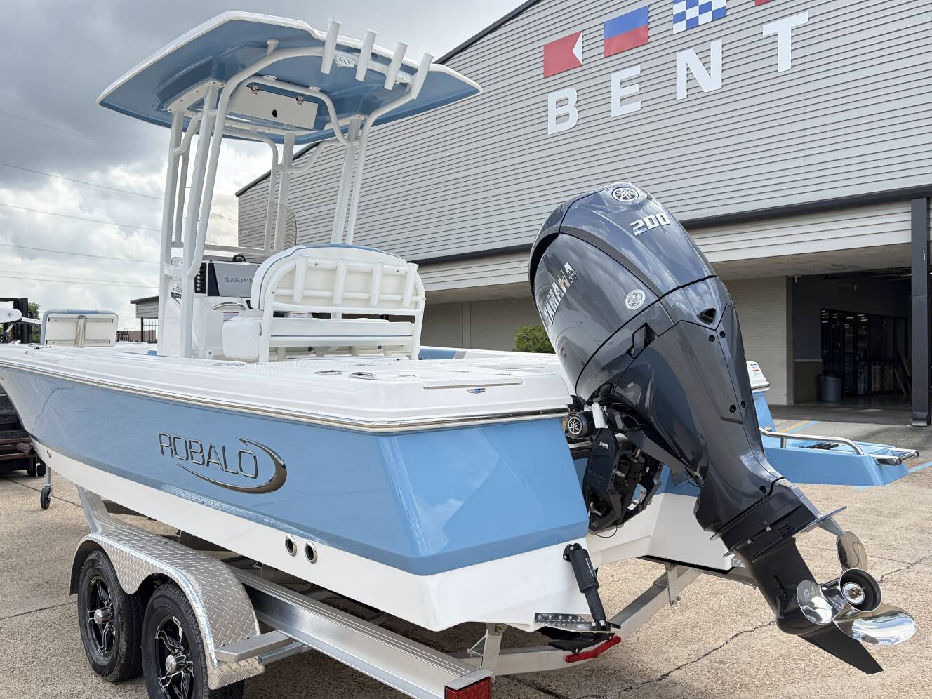 A photo of this 2026 Robalo 226 CAYMAN