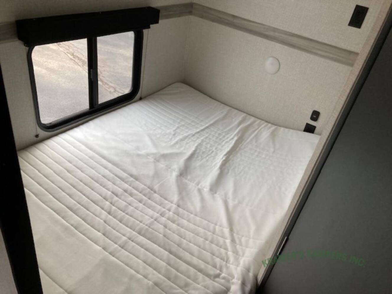 A photo of this 2022 Chinook DREAM D260BH