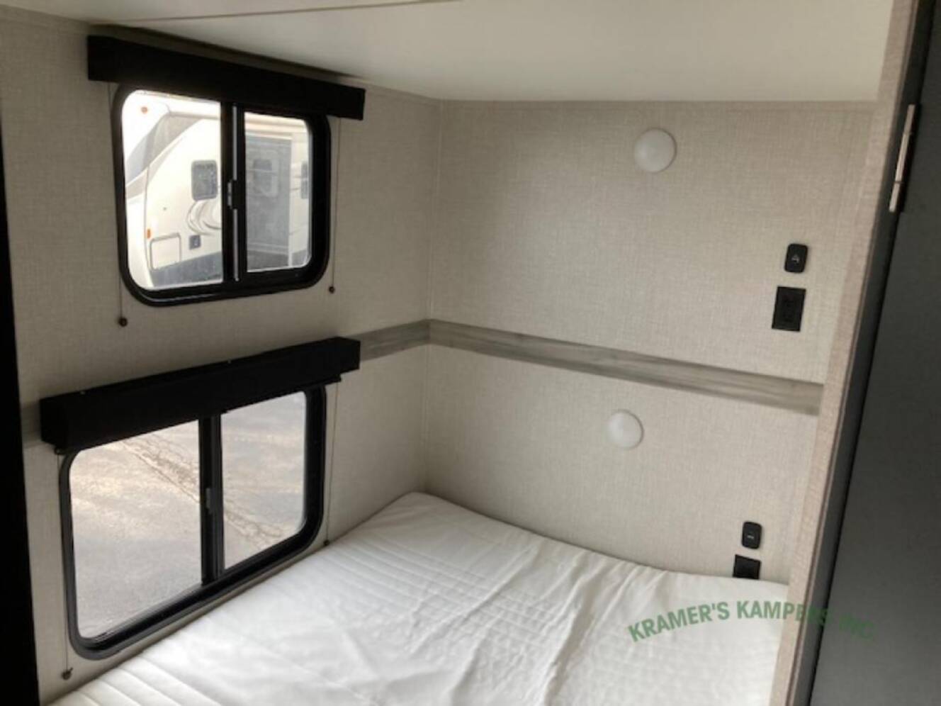 A photo of this 2022 Chinook DREAM D260BH