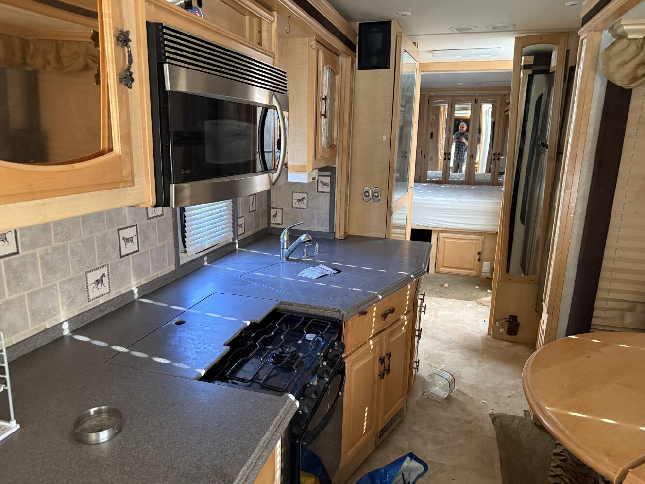 A photo of this 2005 Fleetwood EXCURSION 39J