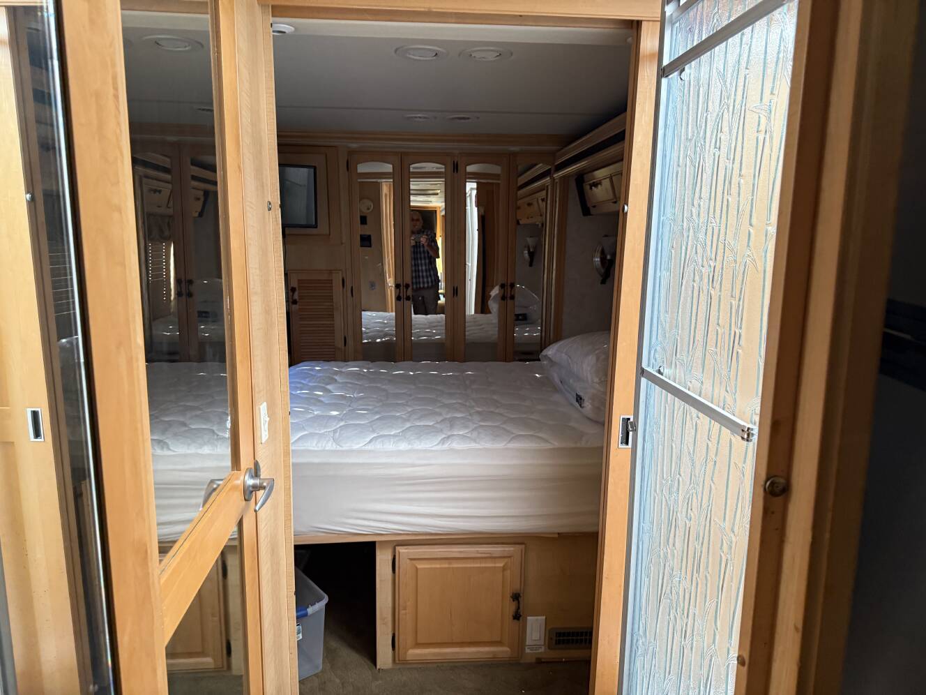 A photo of this 2005 Fleetwood EXCURSION 39J