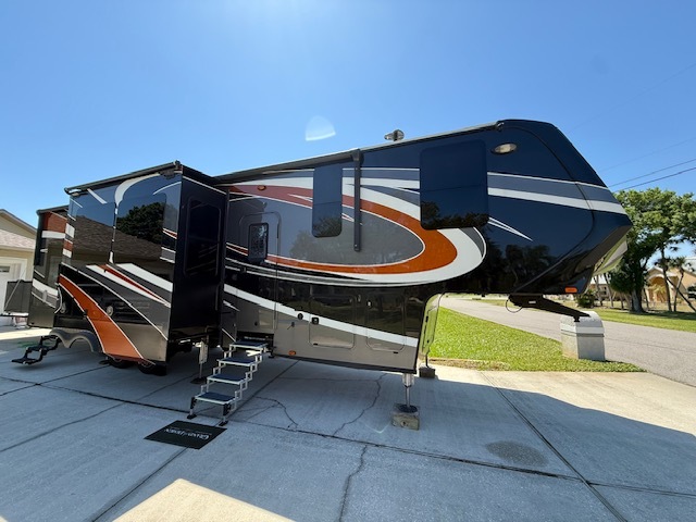 2018 Grand Design MOMENTUM M-CLASS 350M RV