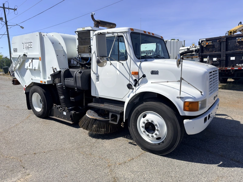 2001 INTERNATIONAL 4700