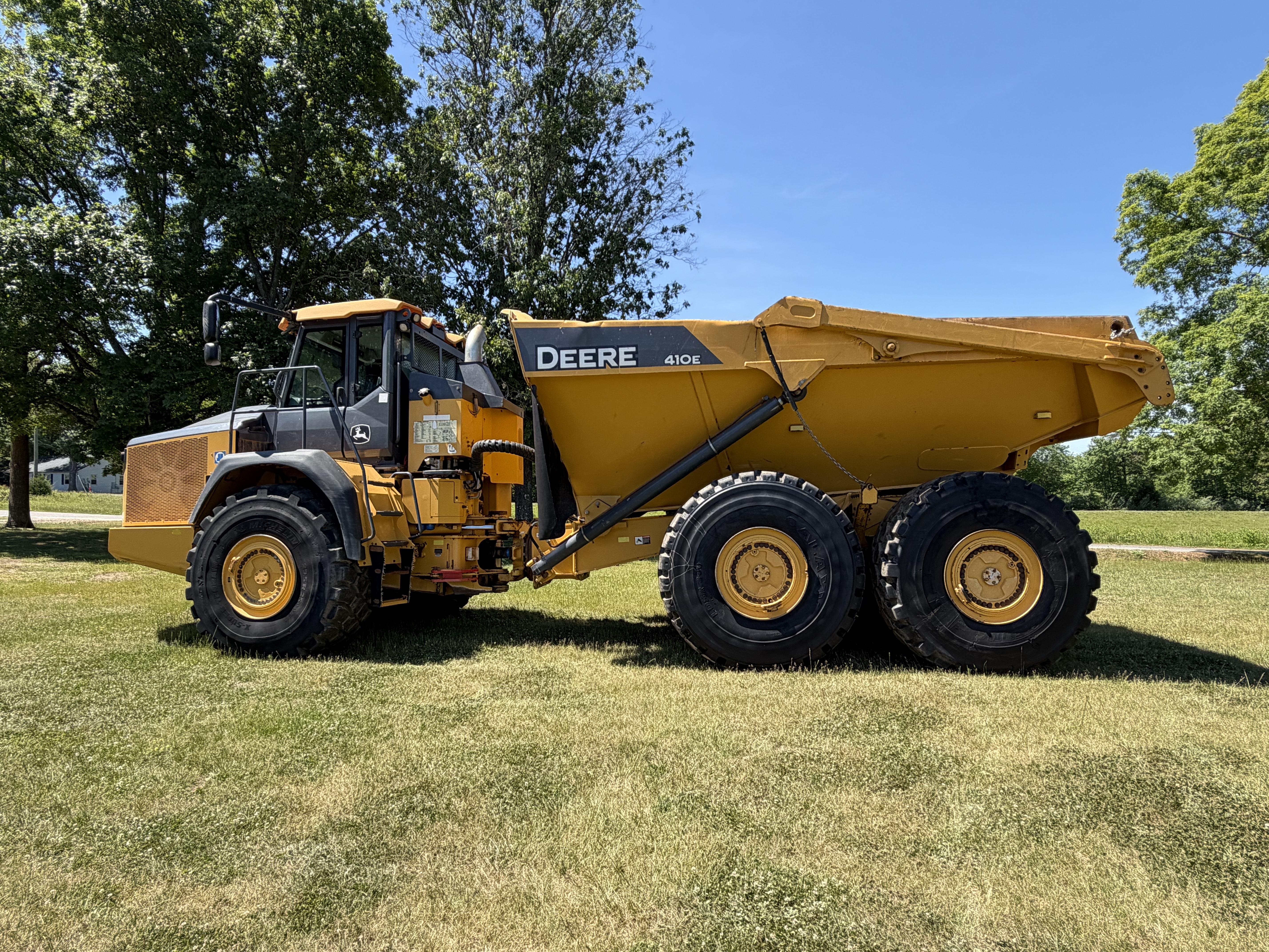 2017 DEERE 410E in Drakes Branch, VA