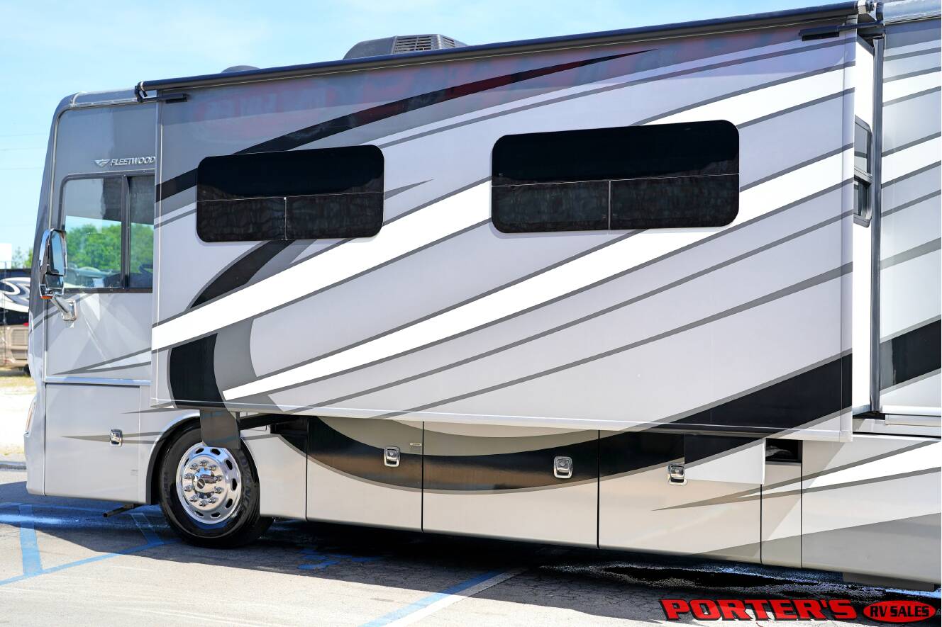 A photo of this 2015 Fleetwood DISCOVERY 40X