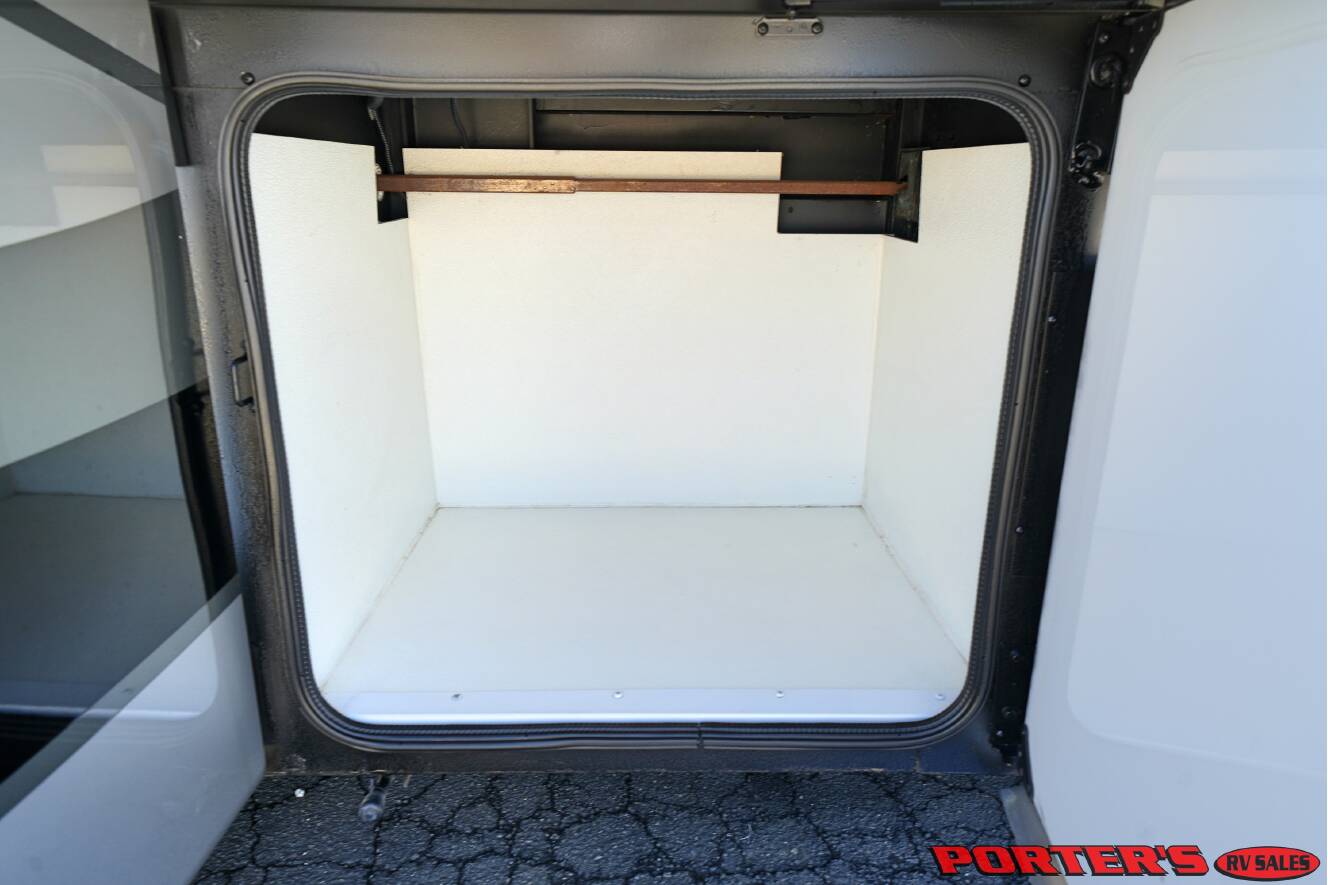 A photo of this 2015 Fleetwood DISCOVERY 40X