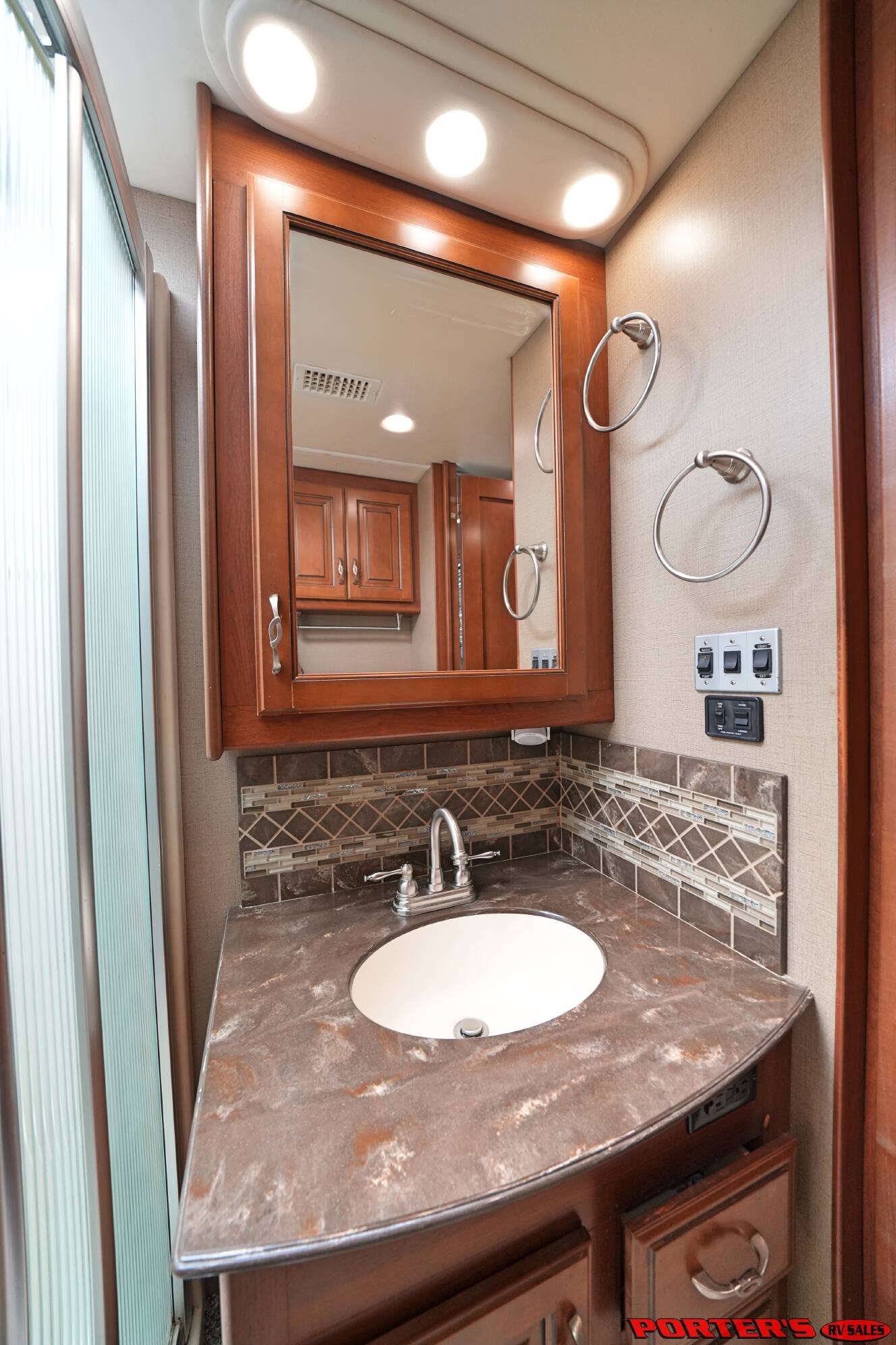 A photo of this 2015 Fleetwood DISCOVERY 40X