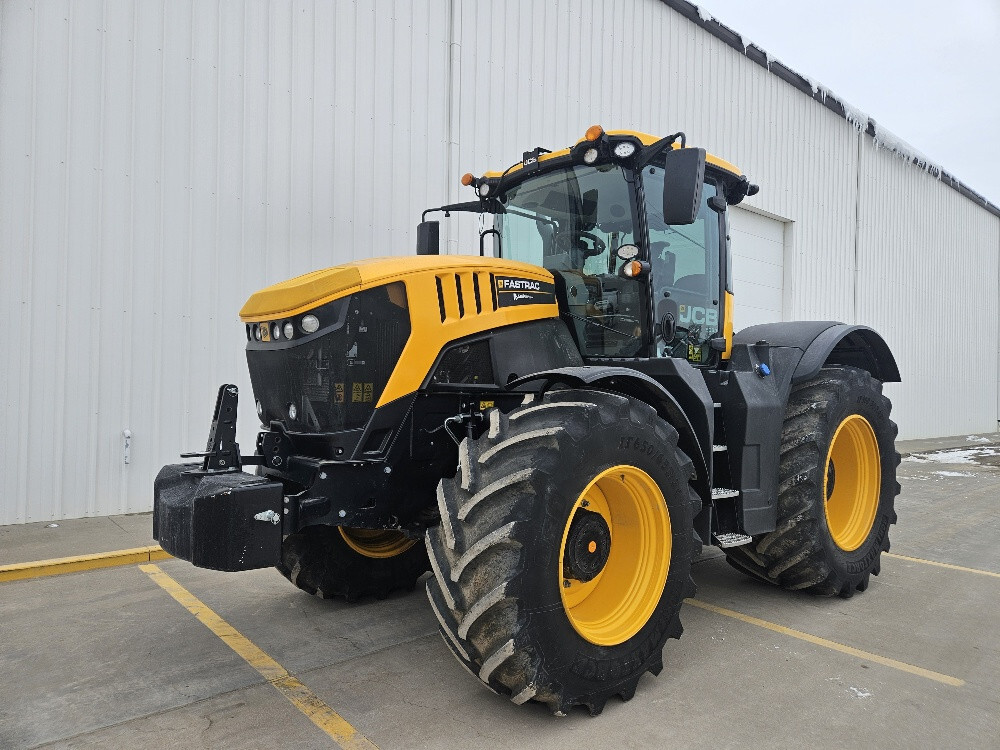 2021 JCB Fastrac 8330 in Wamego, KS