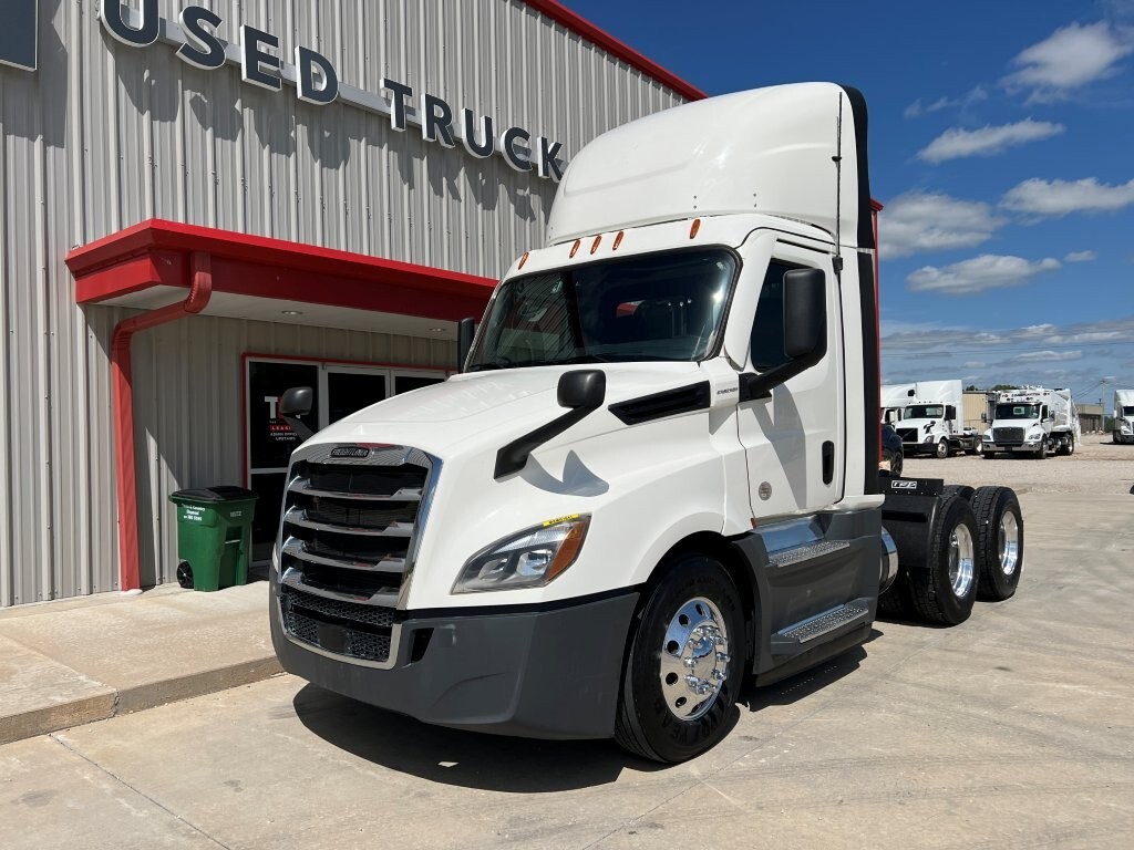 2021 FREIGHTLINER CASCADIA 126 in Jeffersonville, IN