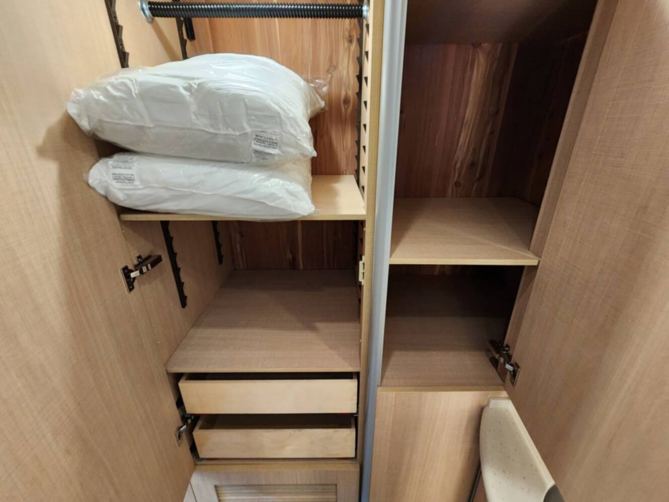 A photo of this 2026 Airstream Atlas 25MS Murphy Suite