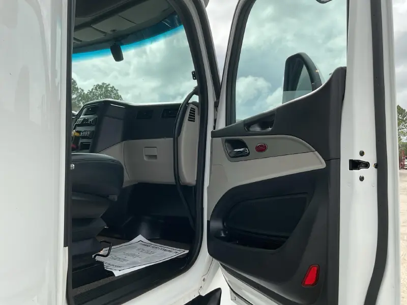 2023 PETERBILT 579