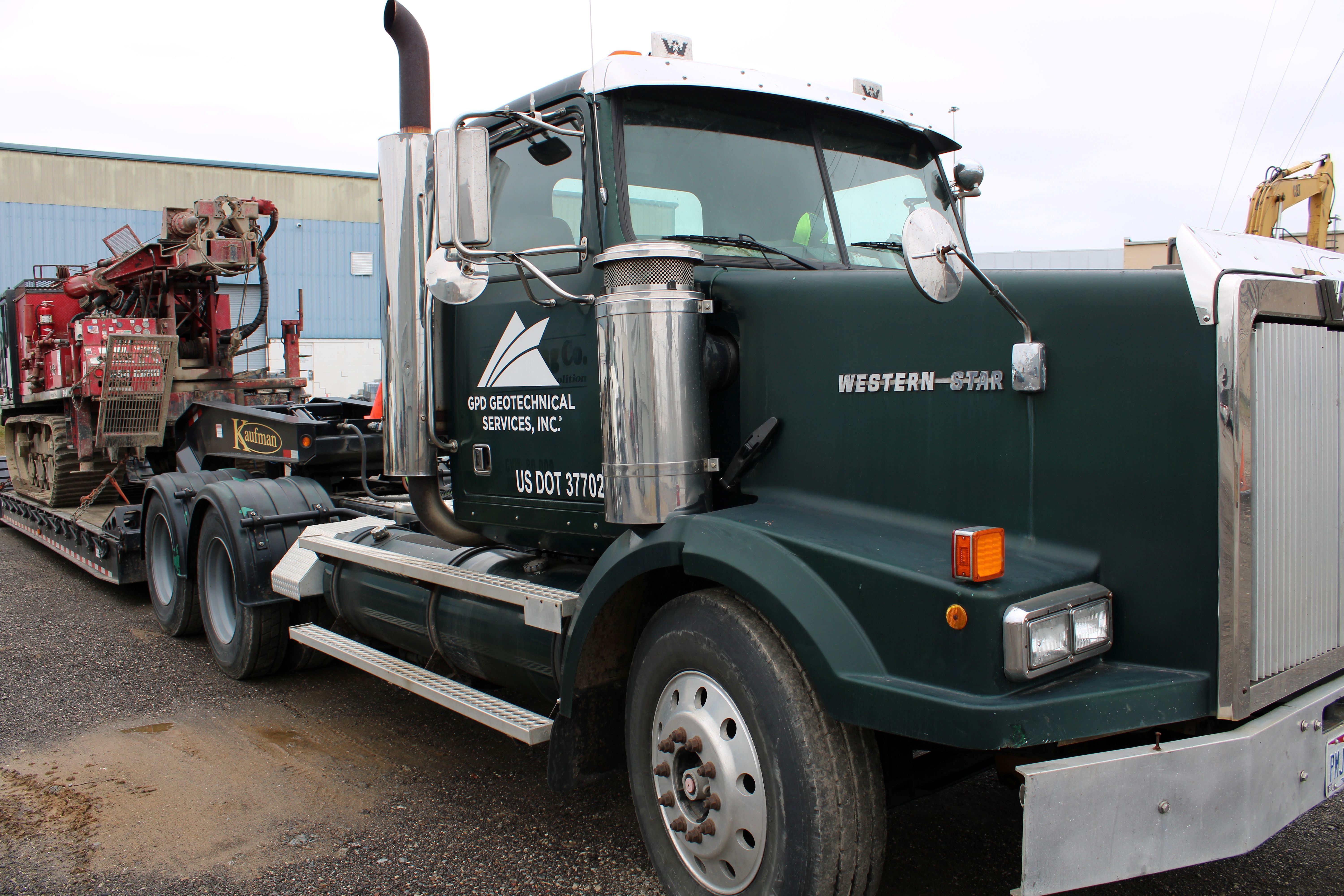 2000 WESTERN STAR 4900 in Akron, OH