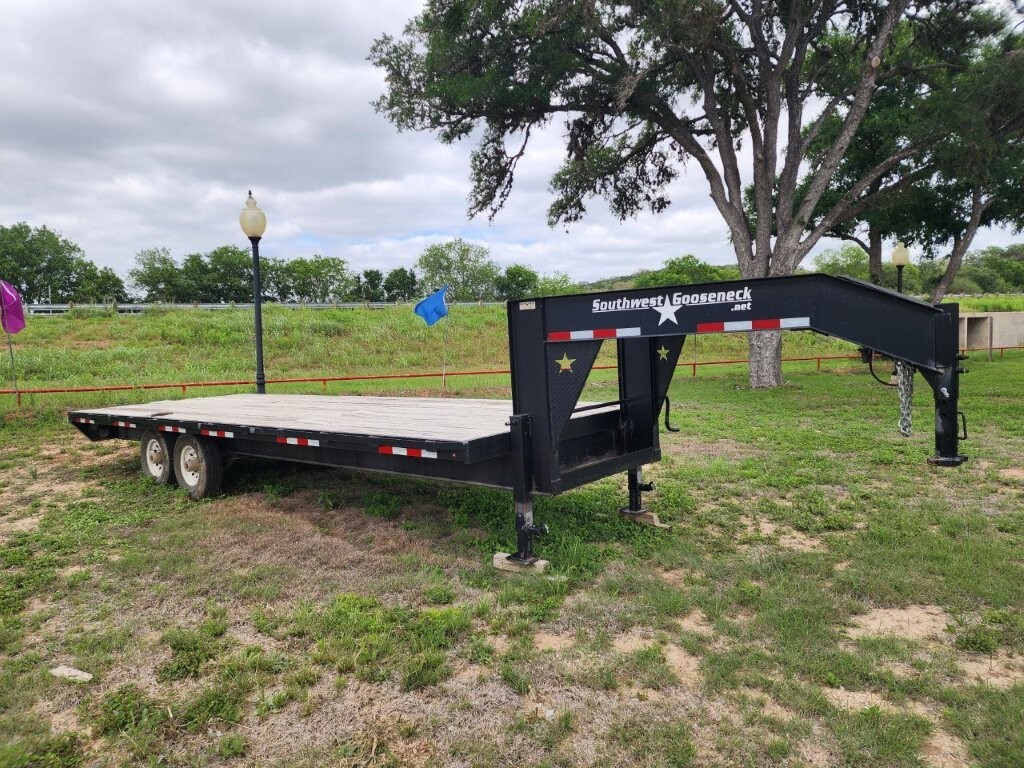 2014 Southwest Gooseneck G7FLAT-24 in pipe creek TX