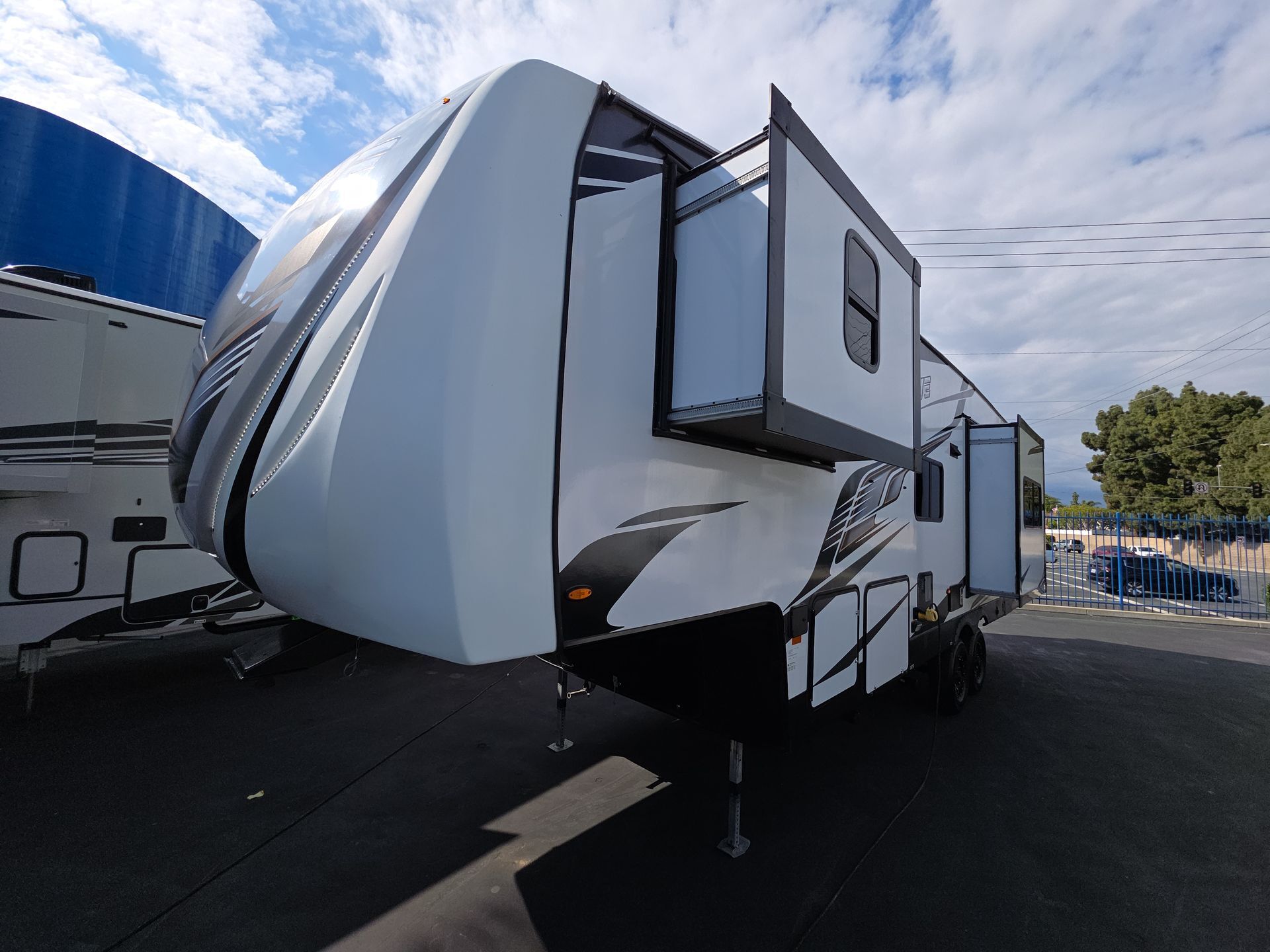 2023 Forest River SHOCKWAVE 28FWG DX F28FWGDX in fountain valley CA