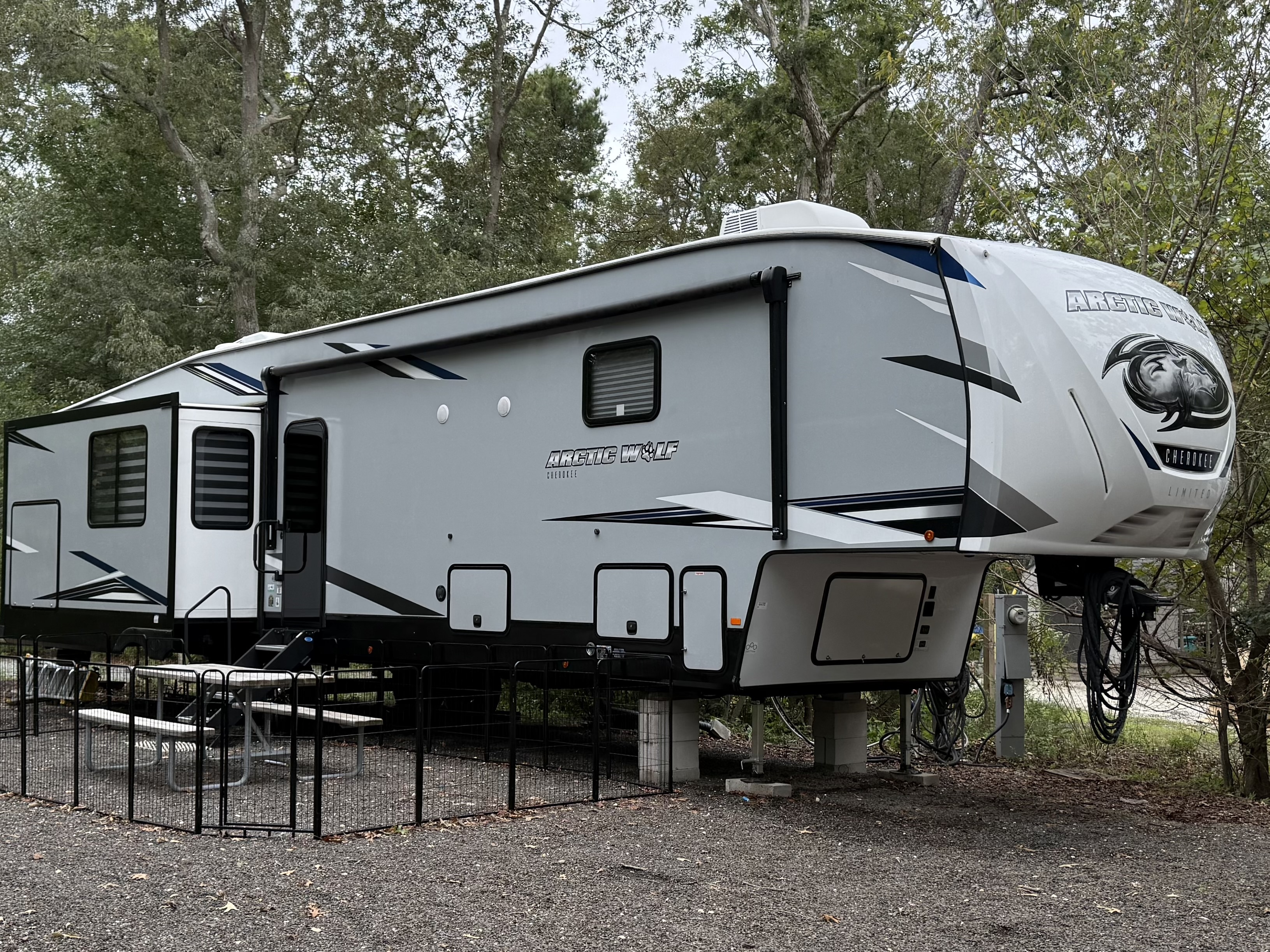 2022 Forest River CHEROKEE ARCTIC WOLF 3660 SUITE RV