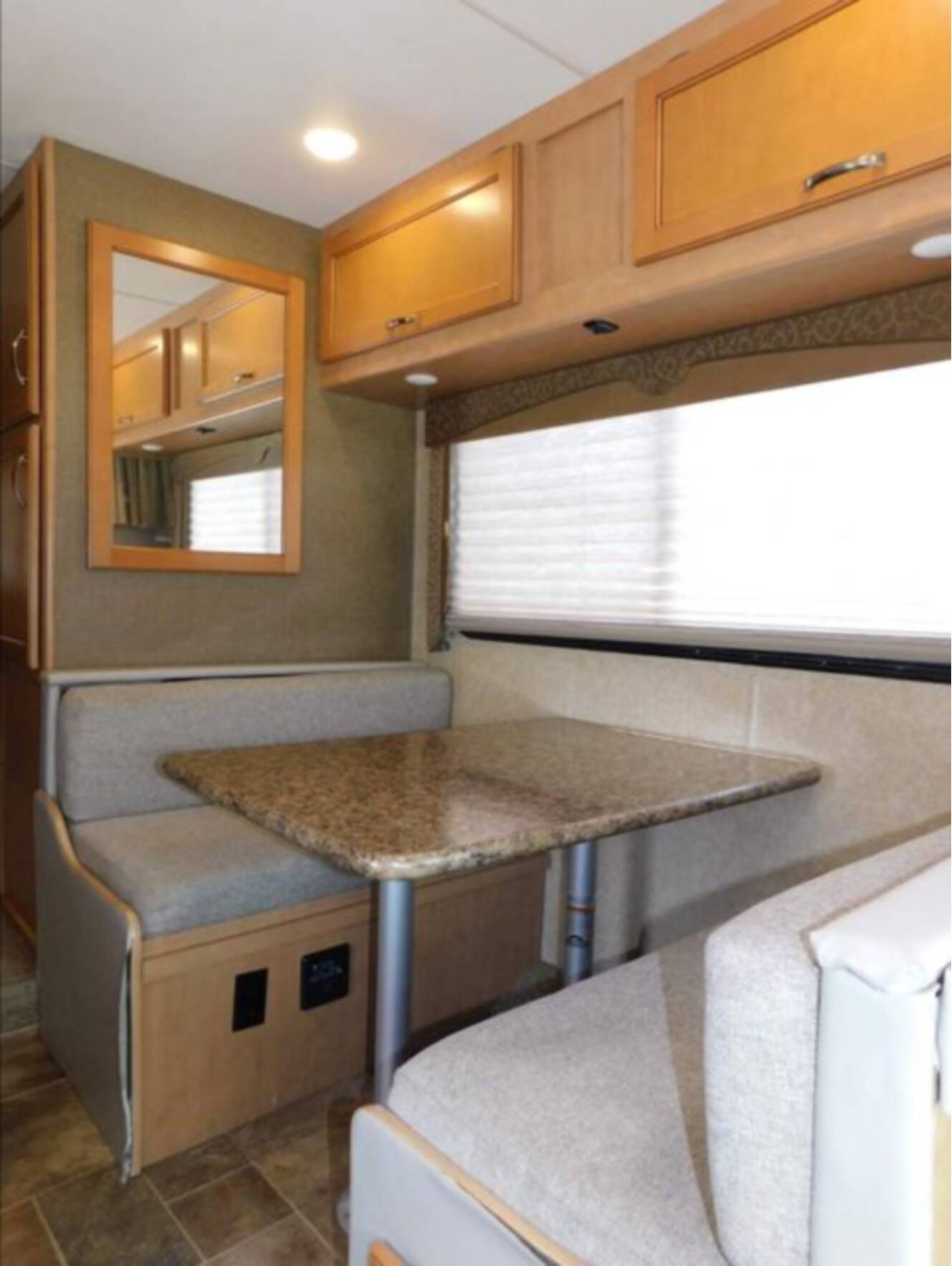 A photo of this 2016 Thor Freedom Elite 22FE
