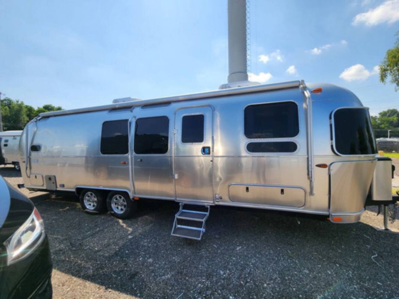 A photo of this 2025 Airstream Flying Cloud 30FB Bunk