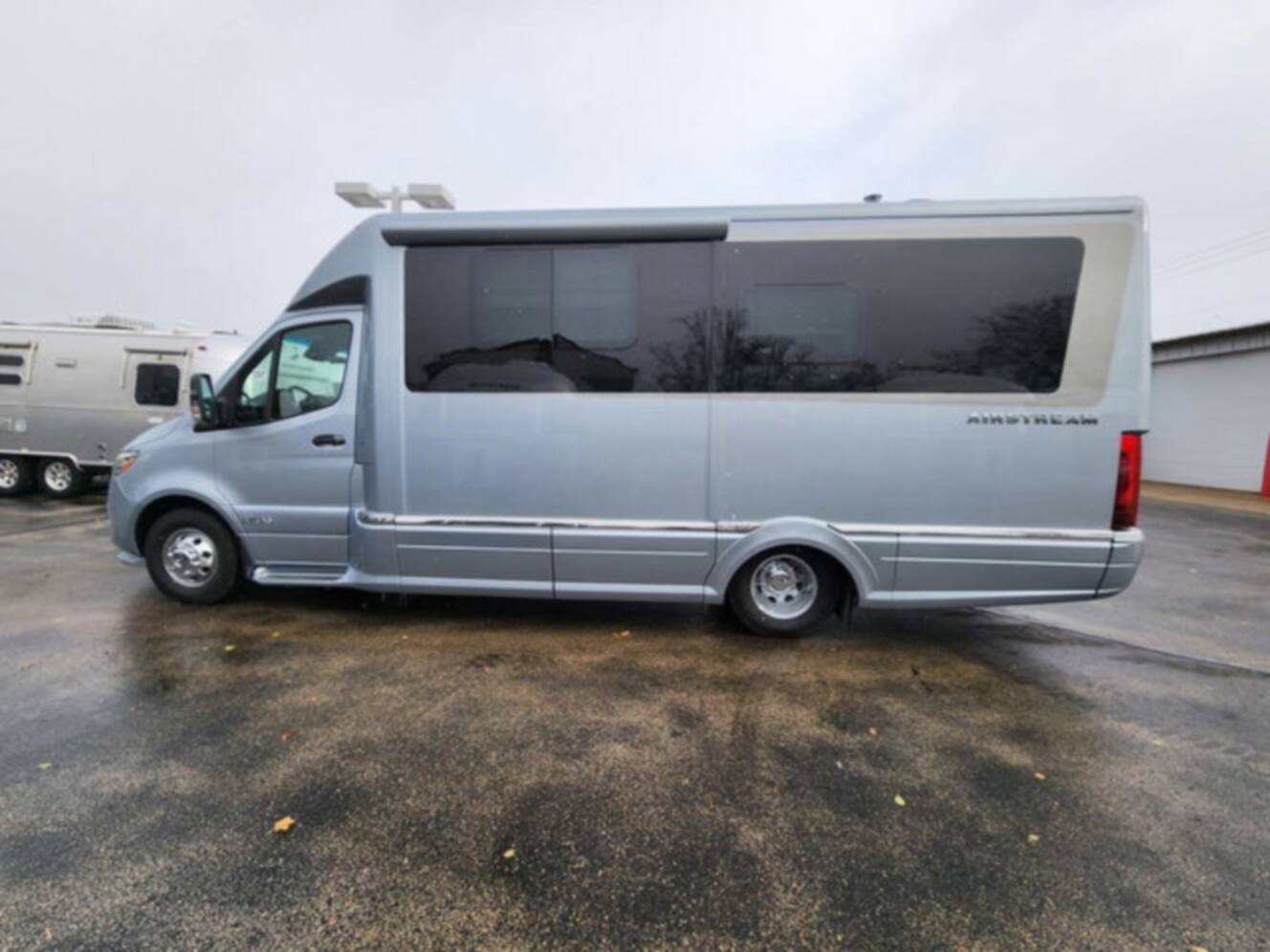 A photo of this 2026 Airstream Atlas 25MS Murphy Suite