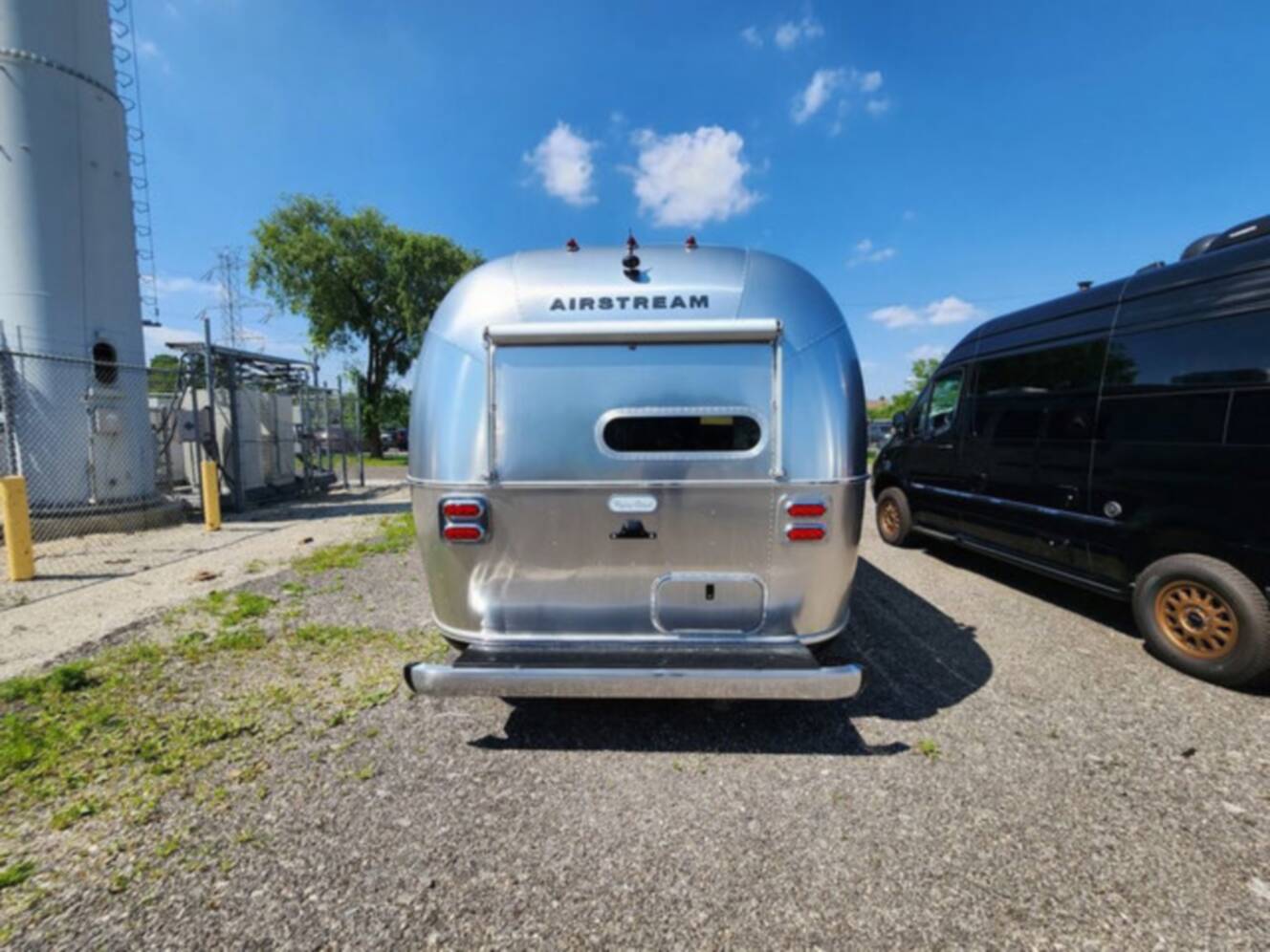 A photo of this 2025 Airstream Flying Cloud 30FB Bunk