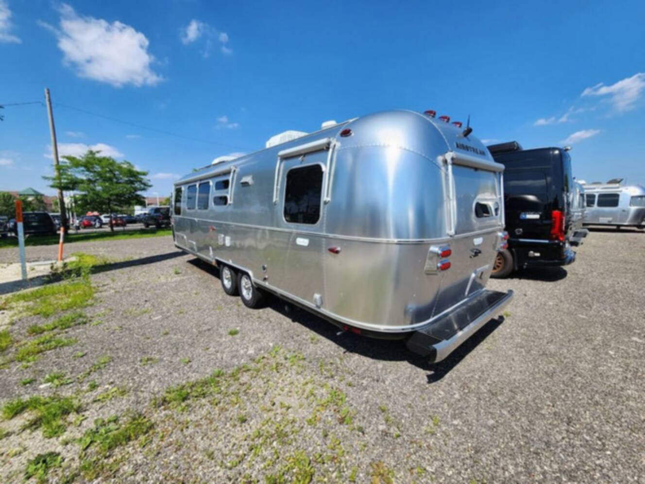A photo of this 2025 Airstream Flying Cloud 30FB Bunk