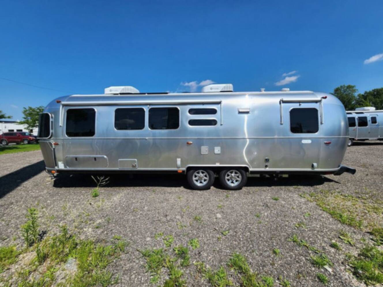 A photo of this 2025 Airstream Flying Cloud 30FB Bunk