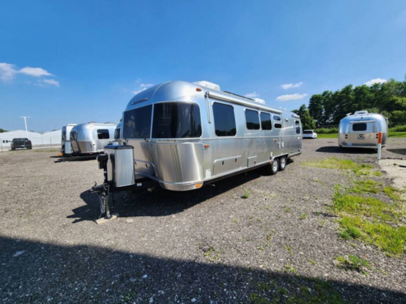 A photo of this 2025 Airstream Flying Cloud 30FB Bunk
