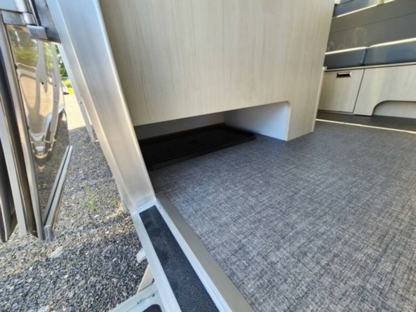A photo of this 2025 Airstream Flying Cloud 30FB Bunk
