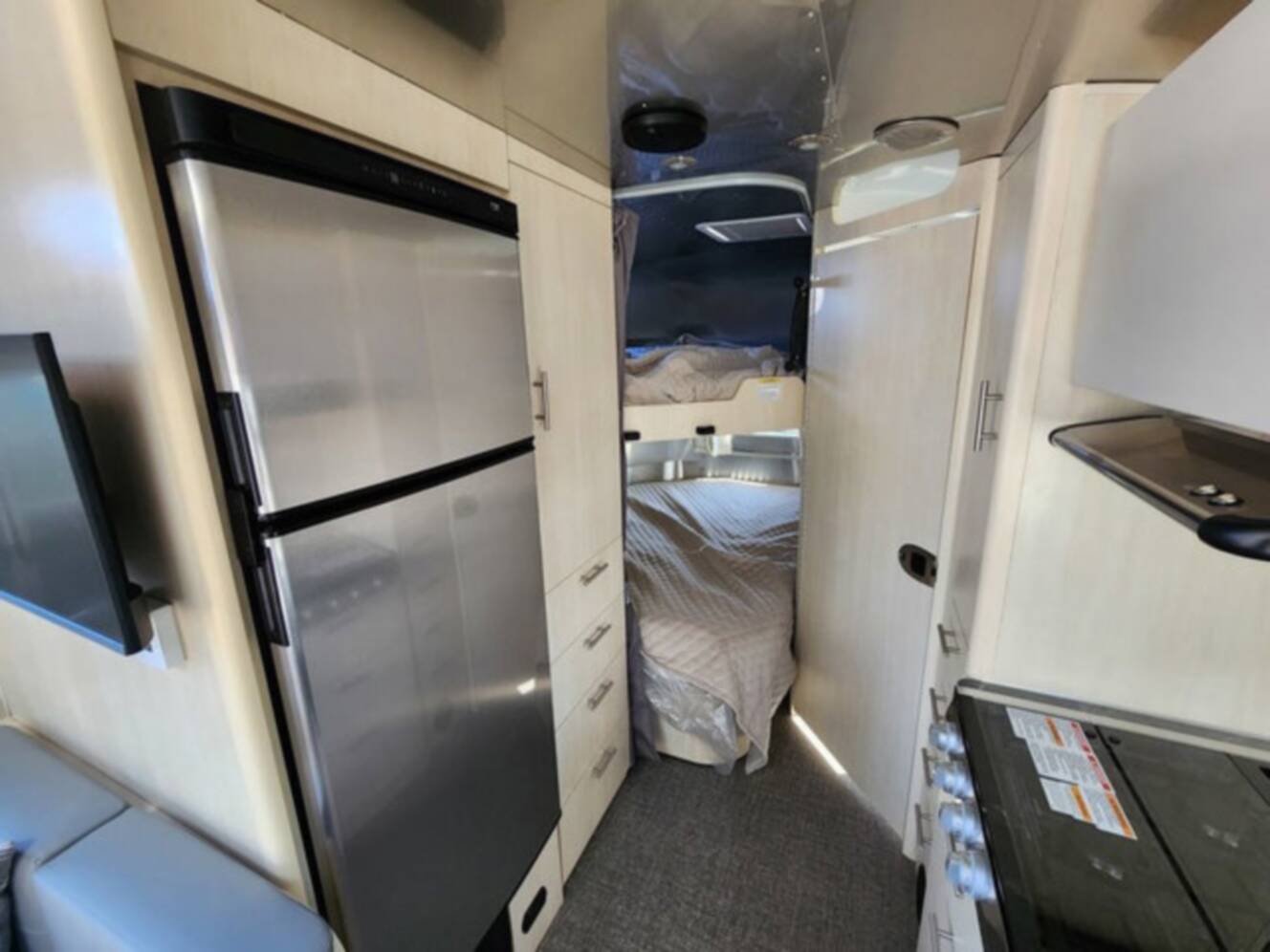 A photo of this 2025 Airstream Flying Cloud 30FB Bunk