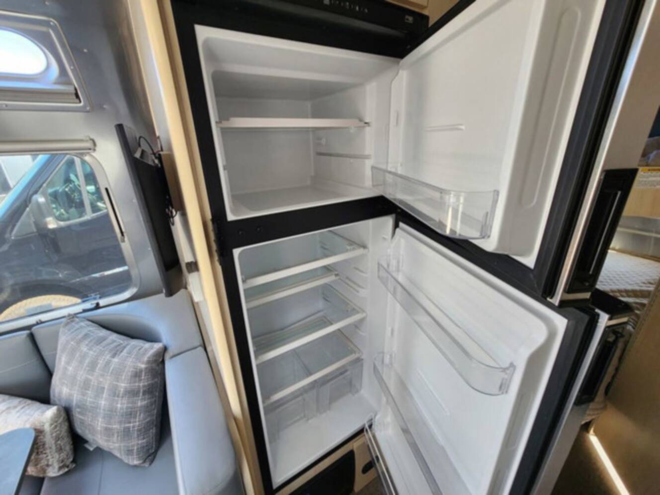 A photo of this 2025 Airstream Flying Cloud 30FB Bunk