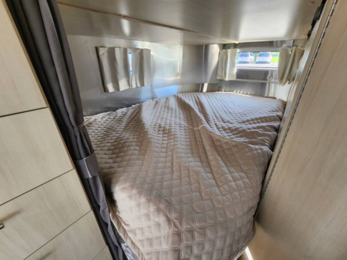 A photo of this 2025 Airstream Flying Cloud 30FB Bunk