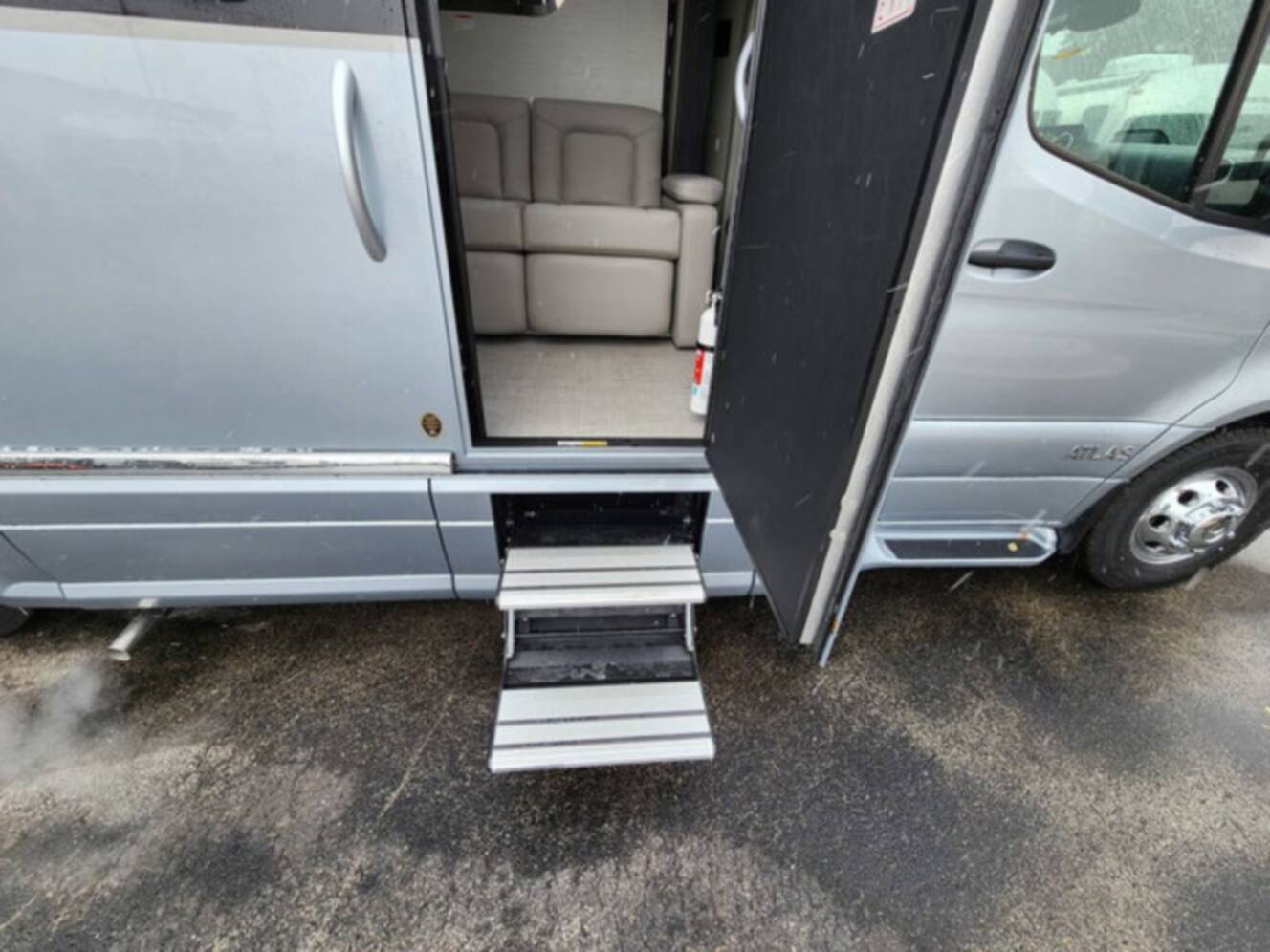 A photo of this 2026 Airstream Atlas 25MS Murphy Suite