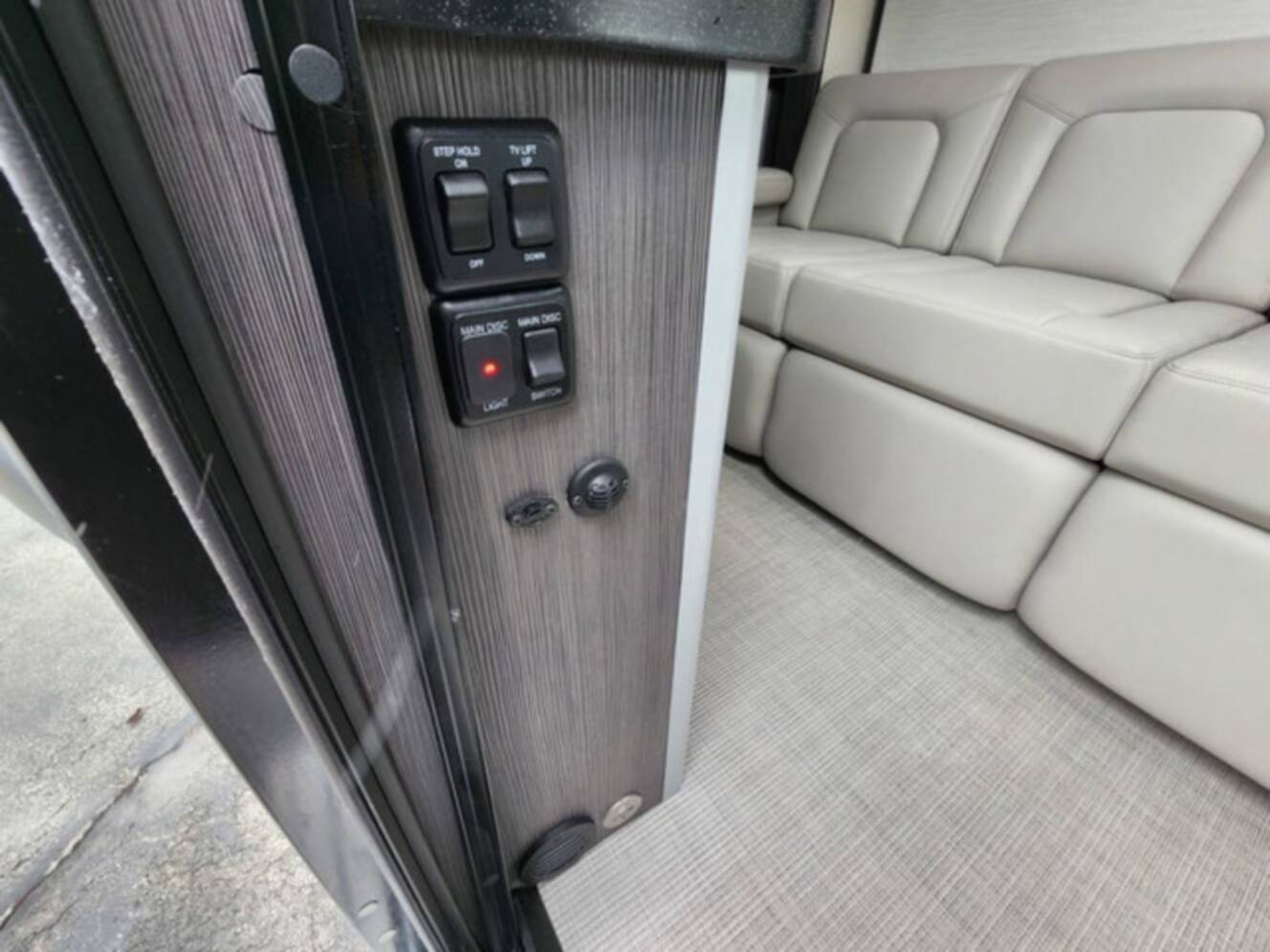 A photo of this 2026 Airstream Atlas 25MS Murphy Suite