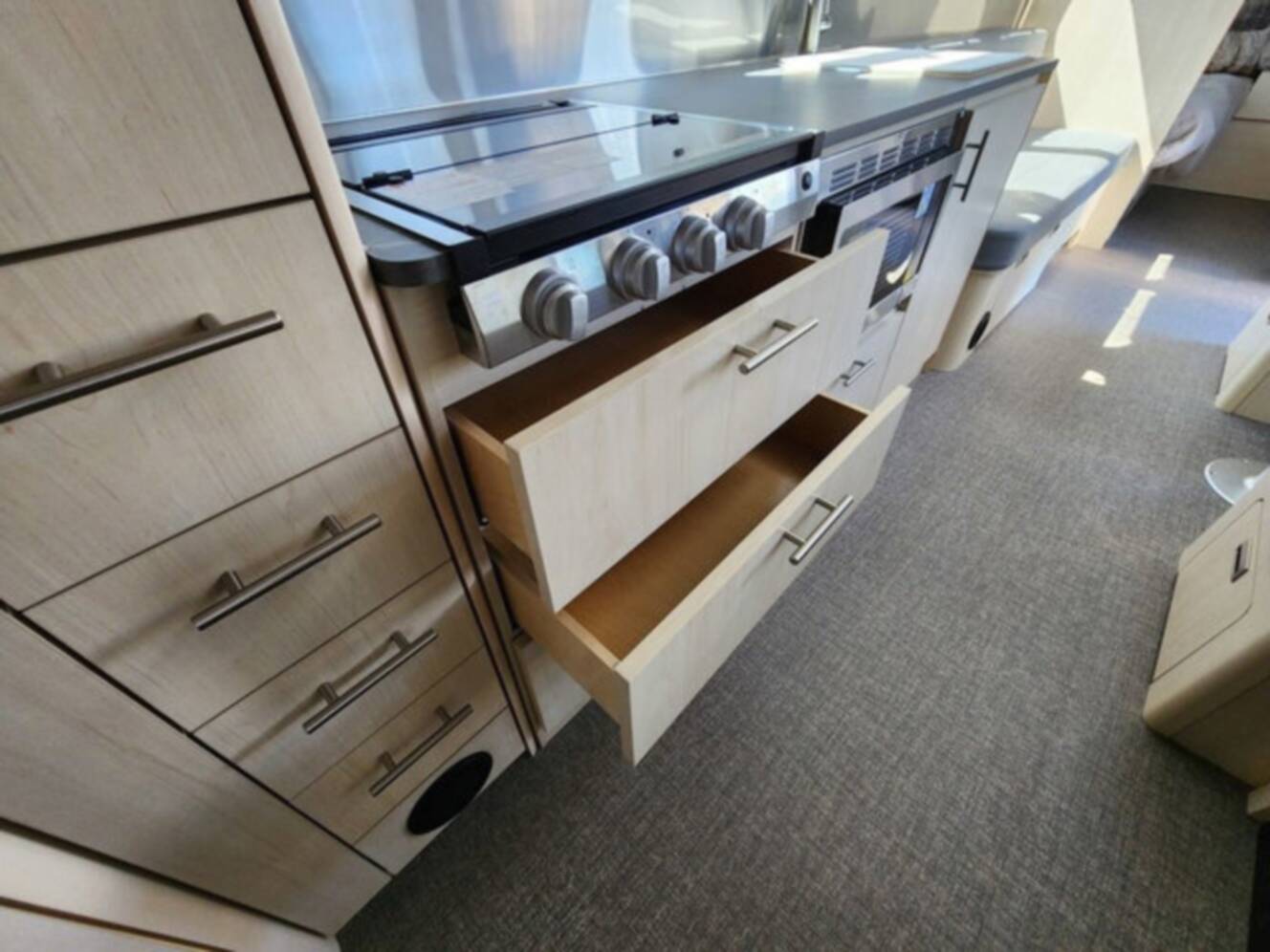 A photo of this 2025 Airstream Flying Cloud 30FB Bunk