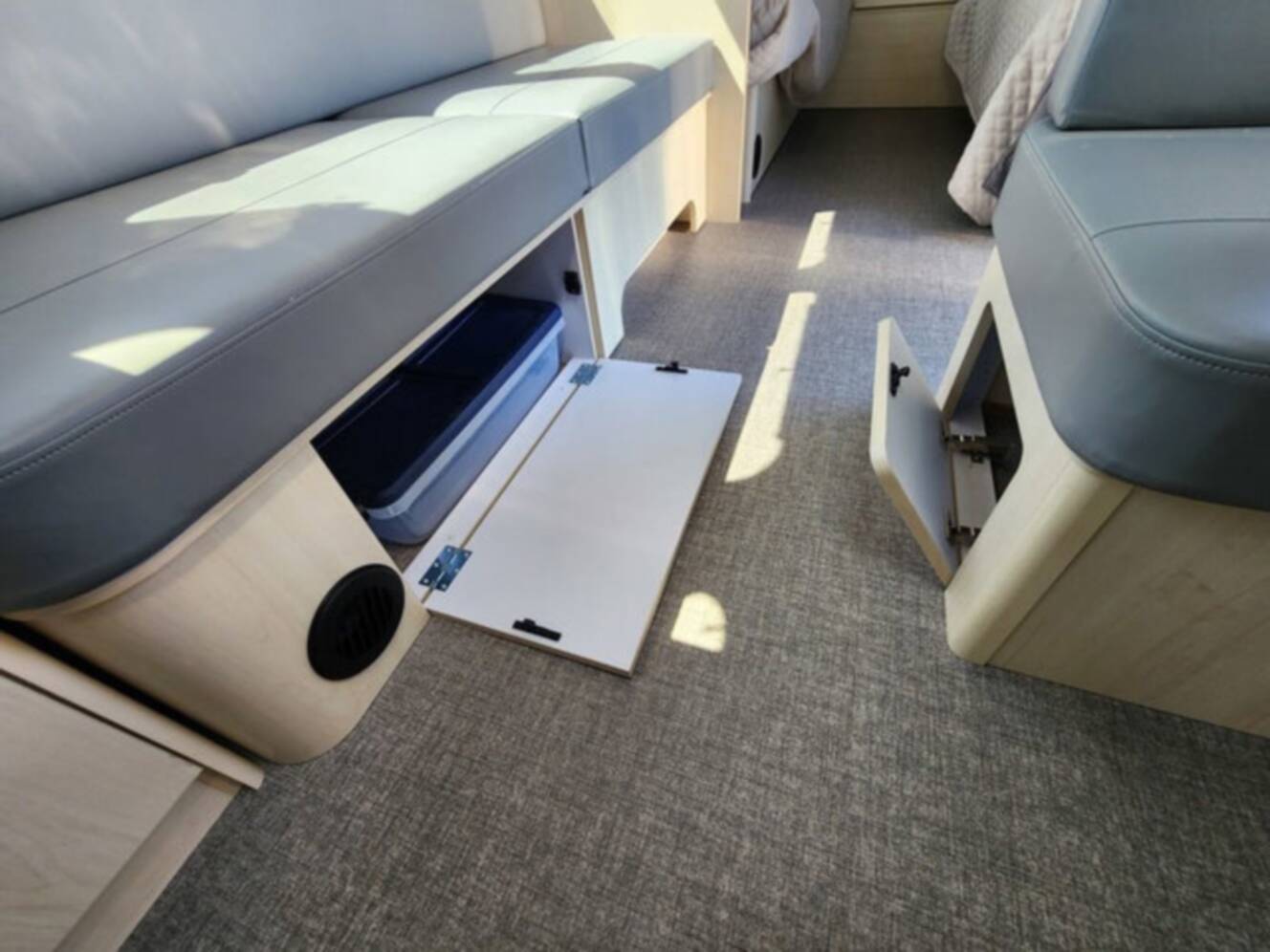 A photo of this 2025 Airstream Flying Cloud 30FB Bunk