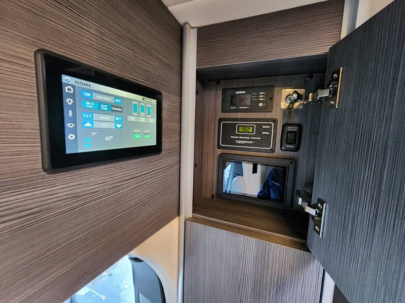 A photo of this 2026 Airstream Atlas 25MS Murphy Suite