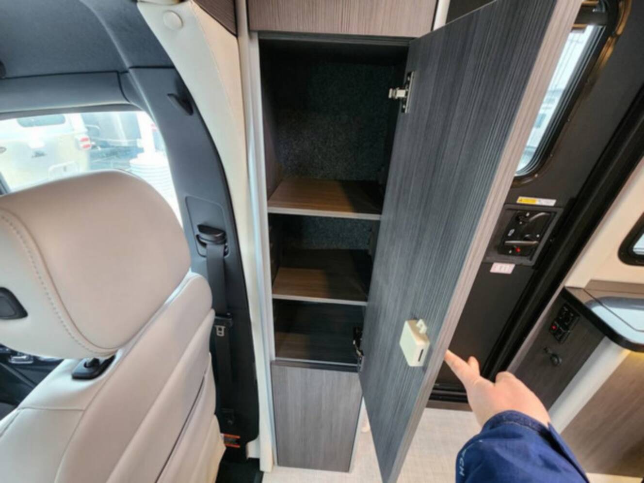 A photo of this 2026 Airstream Atlas 25MS Murphy Suite