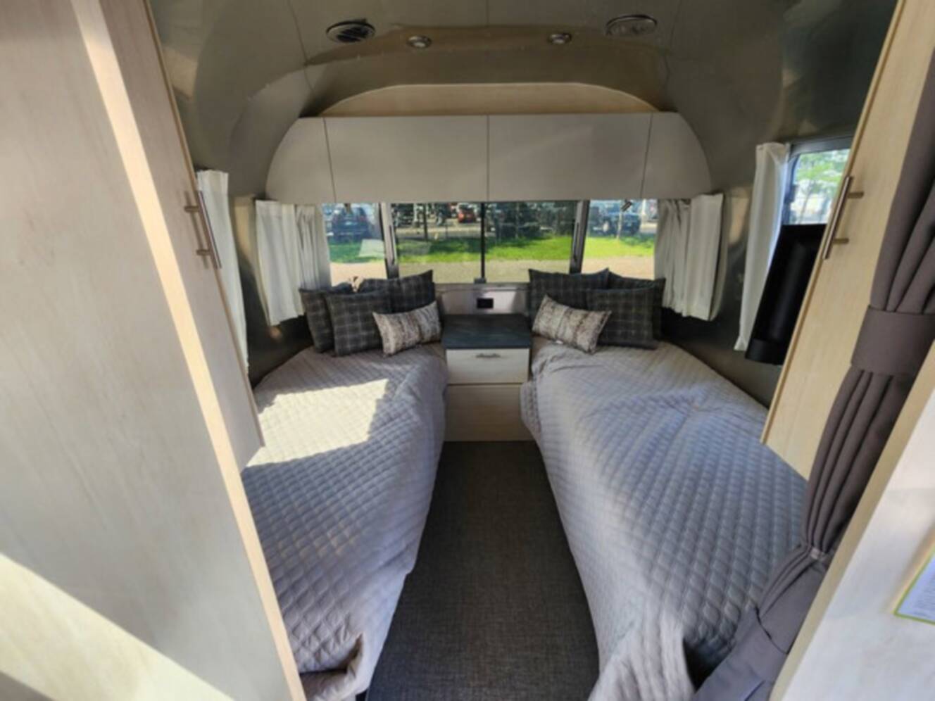 A photo of this 2025 Airstream Flying Cloud 30FB Bunk