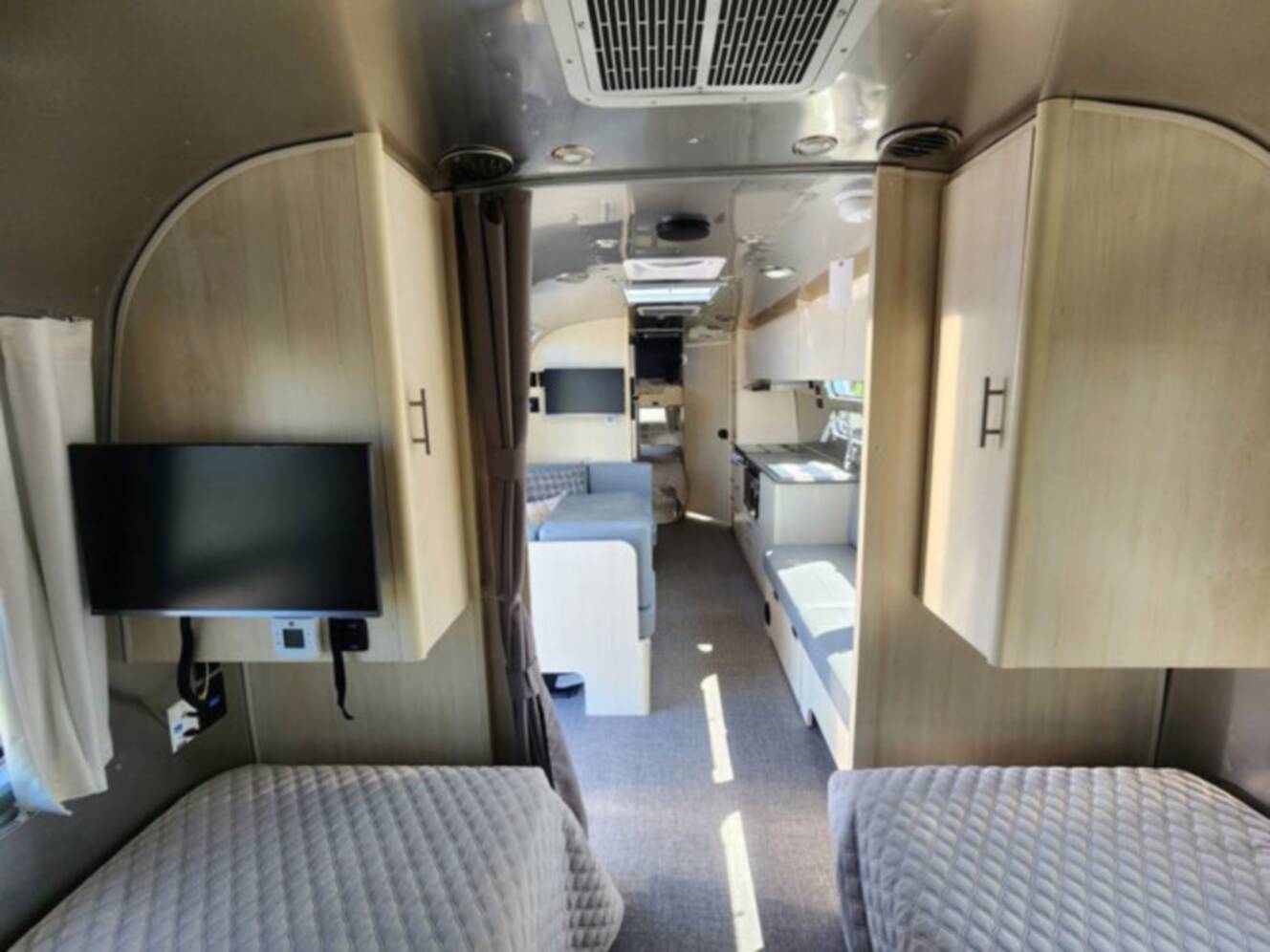 A photo of this 2025 Airstream Flying Cloud 30FB Bunk