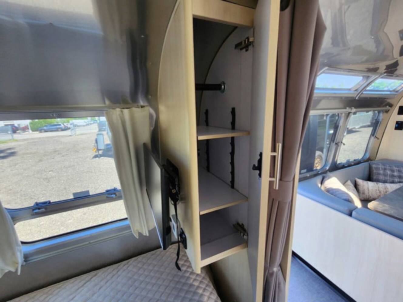 A photo of this 2025 Airstream Flying Cloud 30FB Bunk