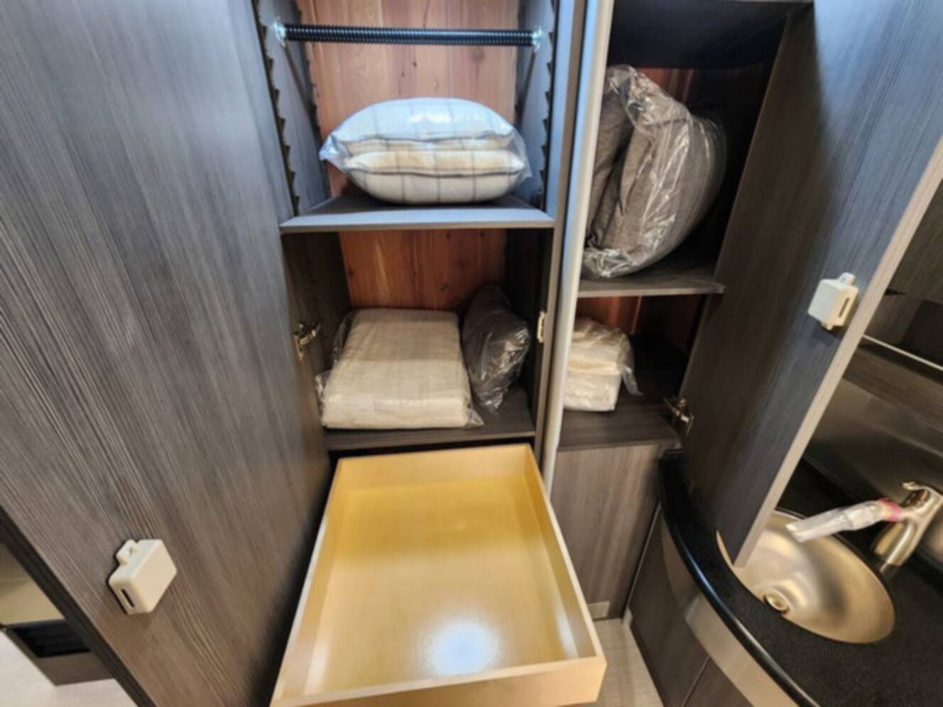 A photo of this 2026 Airstream Atlas 25MS Murphy Suite