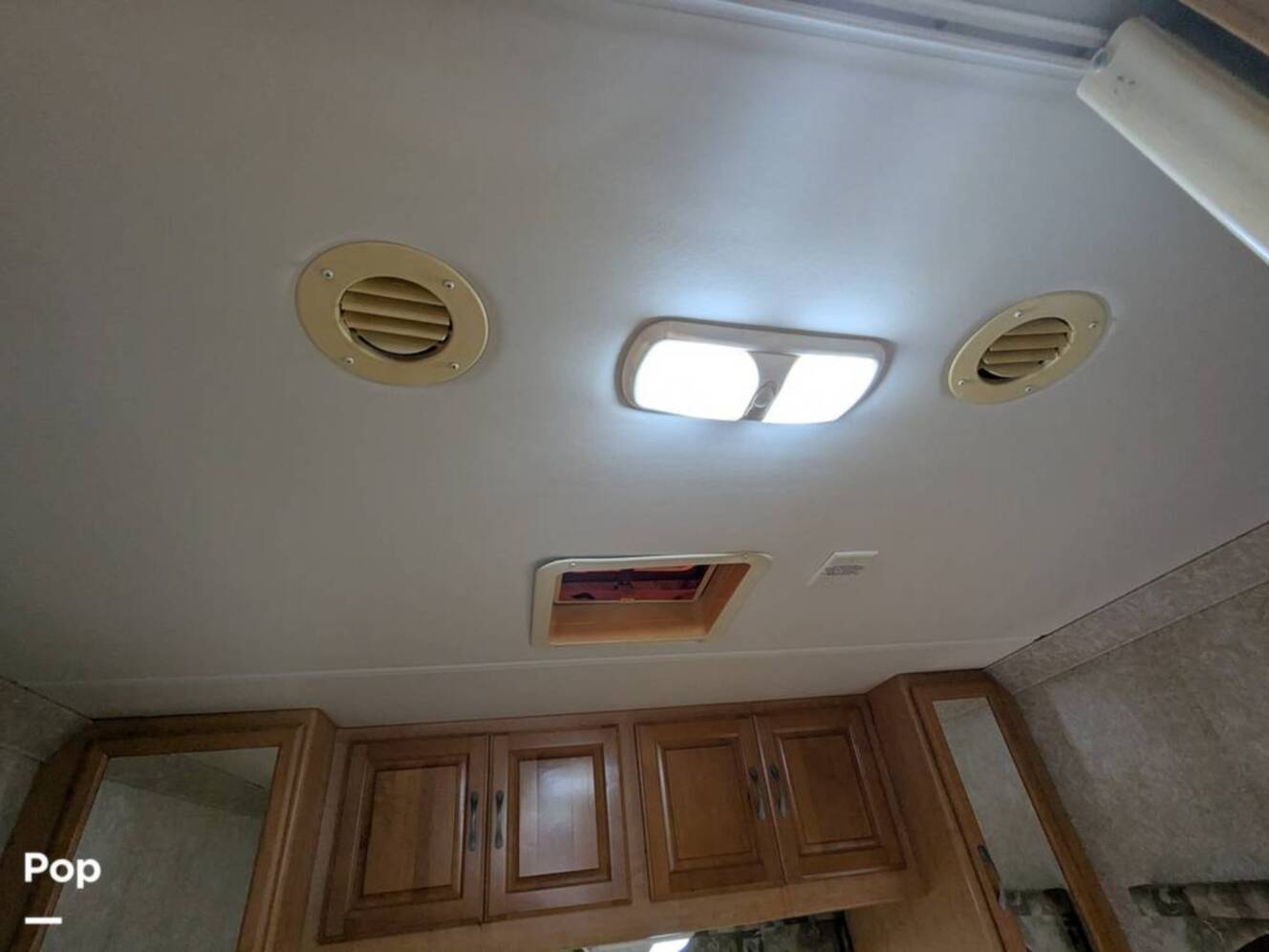 A photo of this 2008 Four Winds Kodiak 32B