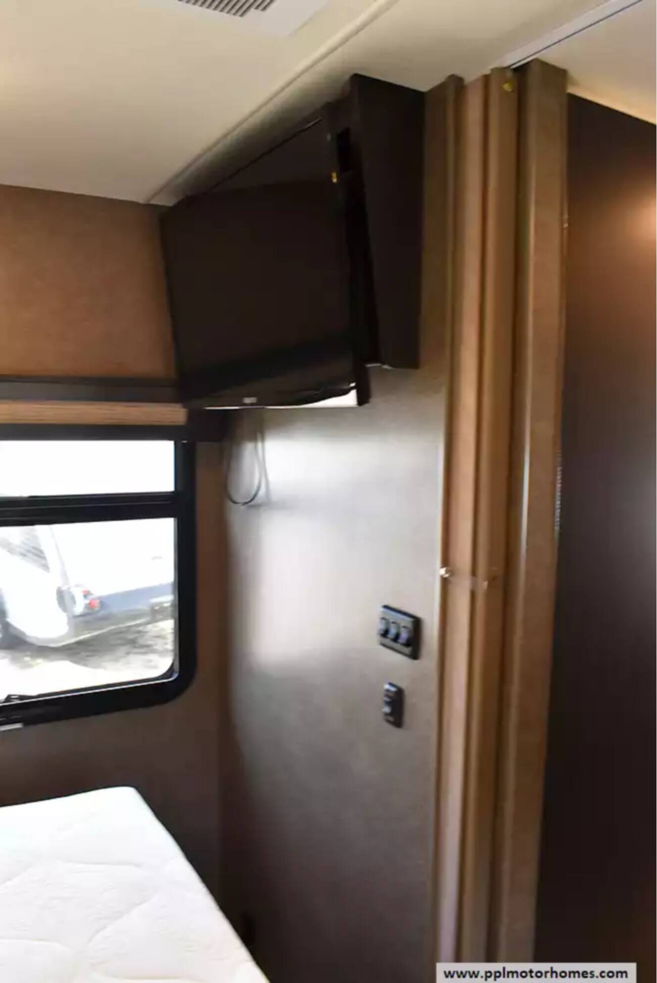 A photo of this 2018 Thor Compass 24TX