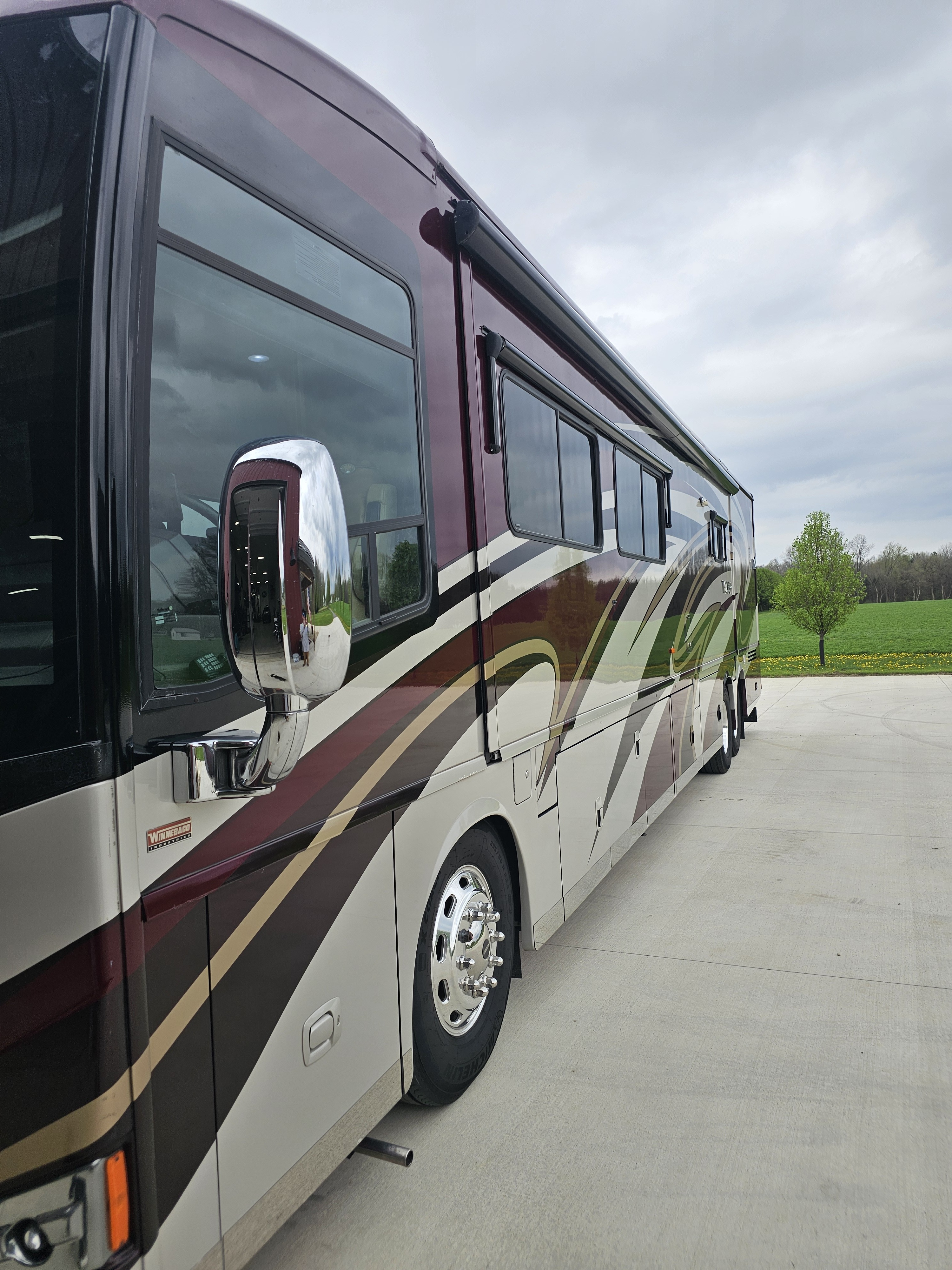 2012 Winnebago TOUR 42JD in norwalk OH