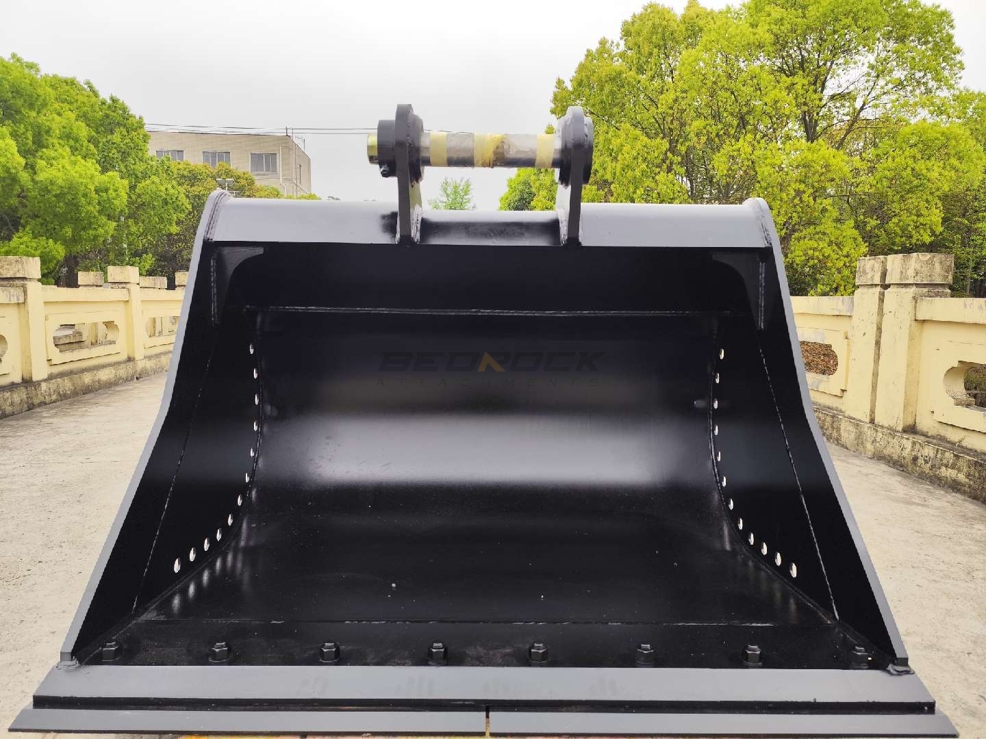 JOHN DEERE JohnDeere 330-380, 100mm Pins 72in Cleaning Bucket in Irvine, CA