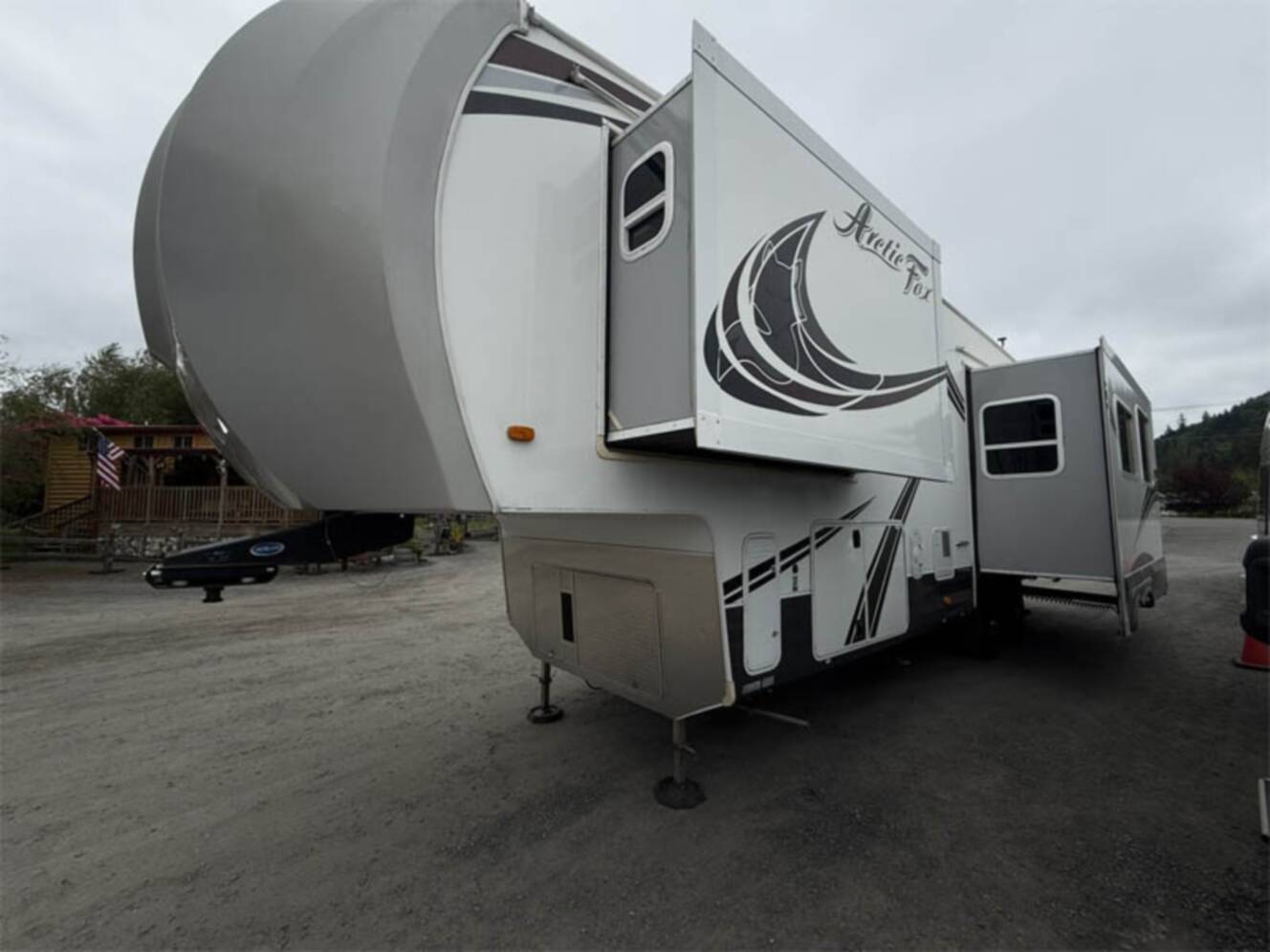 A photo of this 2019 Northwood Mfg SILVER FOX 29-5K BIG PRICE DROP !!