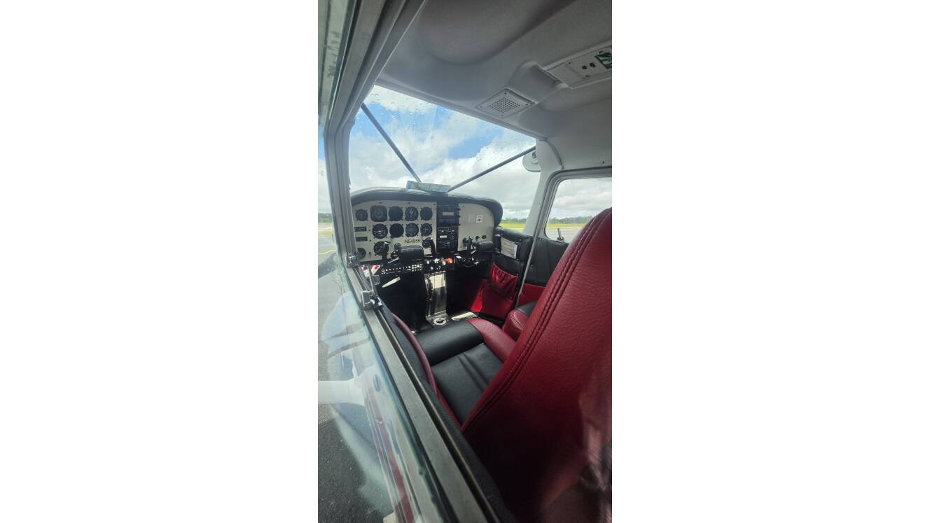 A photo of this 1989 Cessna 172